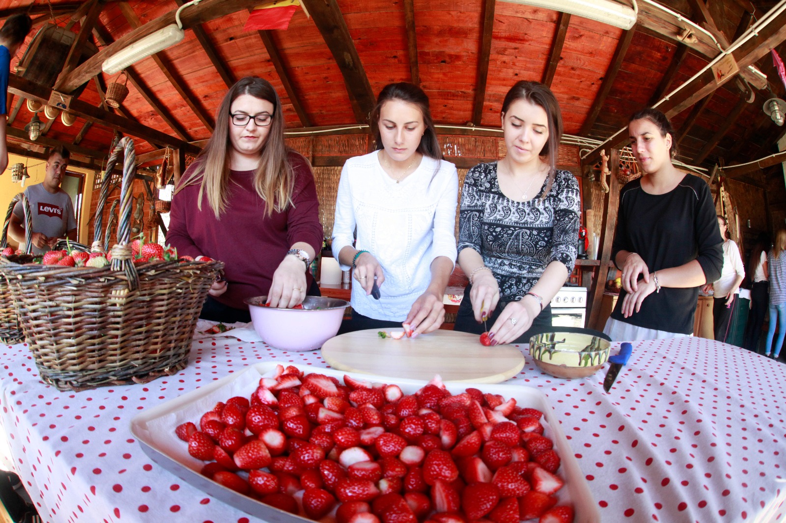 Nouă studenți la Agronomie au făcut dulceață de căpșuni la Vernești trecând prin toate etapele realizării produsului | GALERIE FOTO