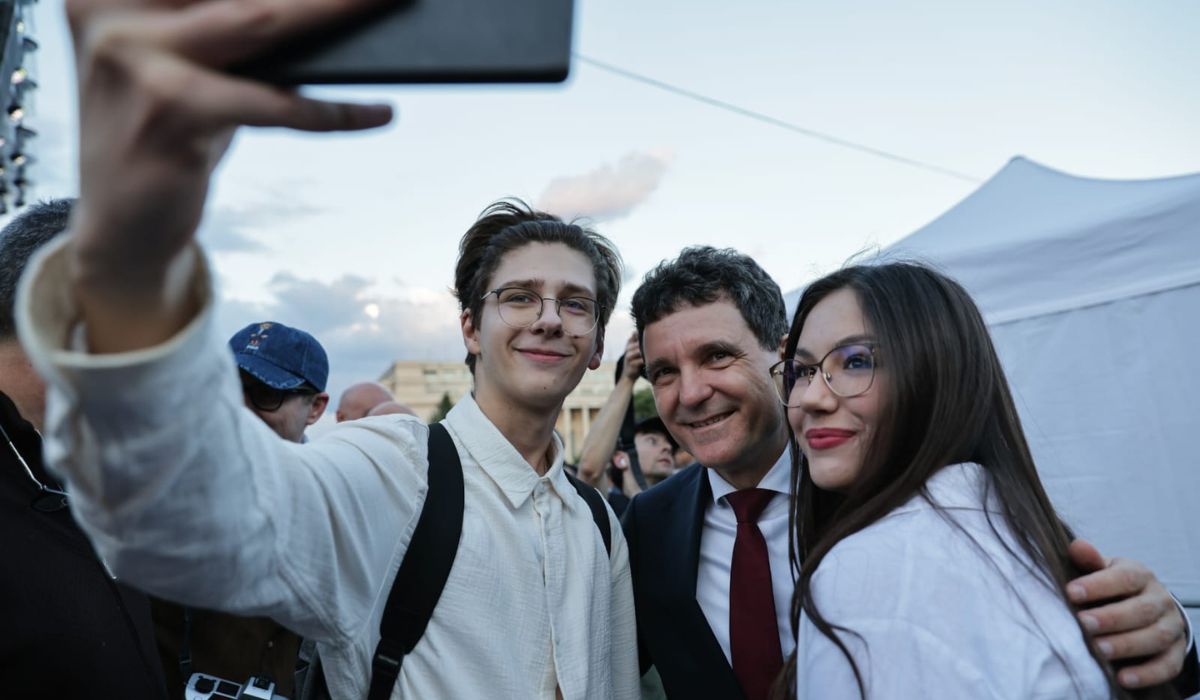 Mii de oameni în Piața Victoriei la mitingul „România în lumină”, organizat de Nicușor Dan. Jandarmeria a sesizat AEP pentru „propagandă electorală” | VIDEO