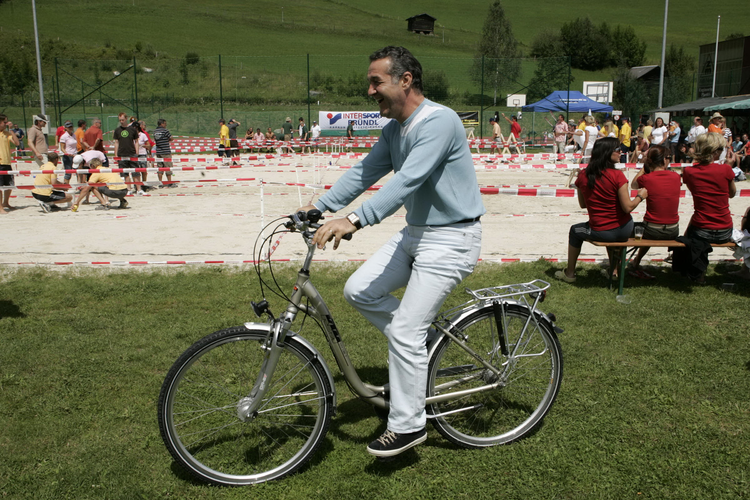GALERIE FOTO/Politicieni pe bicicletă: ce promisiuni fanteziste au făcut oficialii, de pe două roți