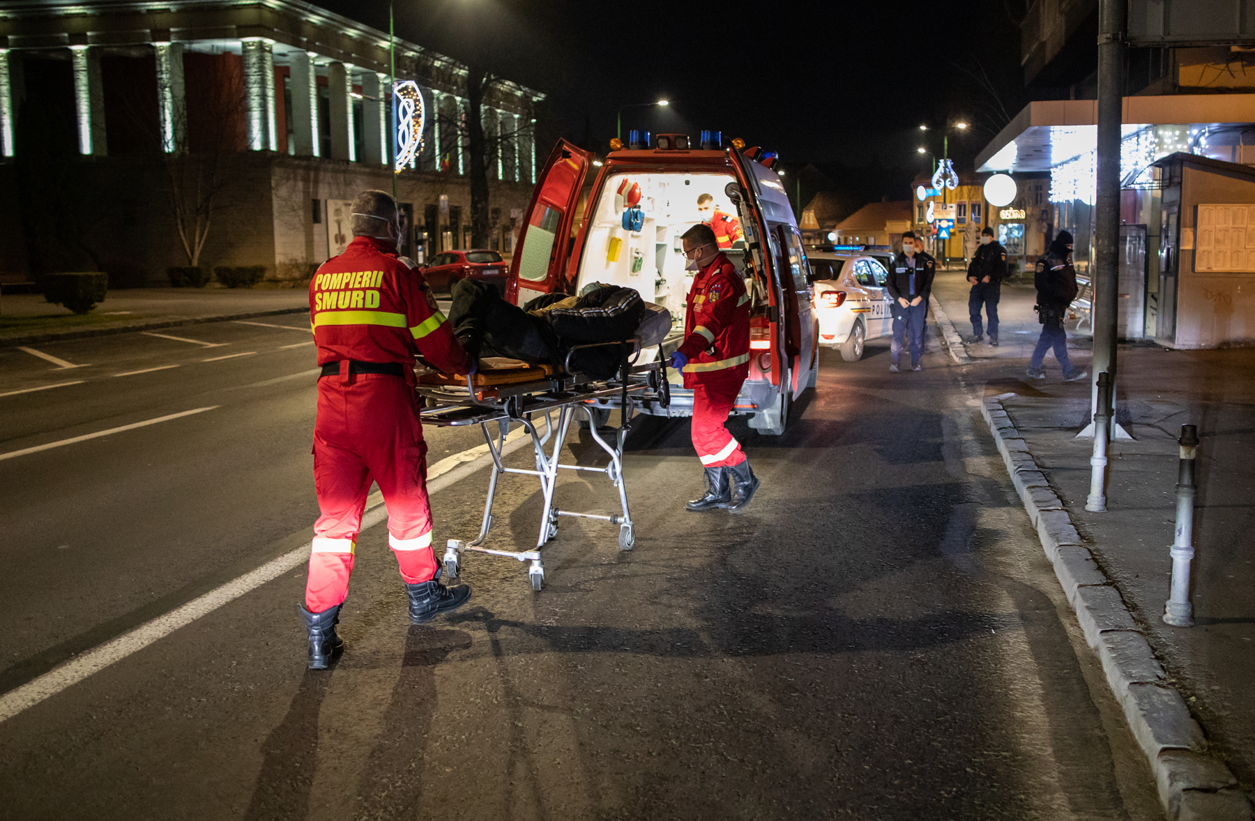 Noaptea dintre ani cu pompierii brașoveni: Cola, în loc de șampanie, și tânărul de 19 ani care n-a vrut să fie jandarm pentru a nu fi „împotriva cetățenilor”