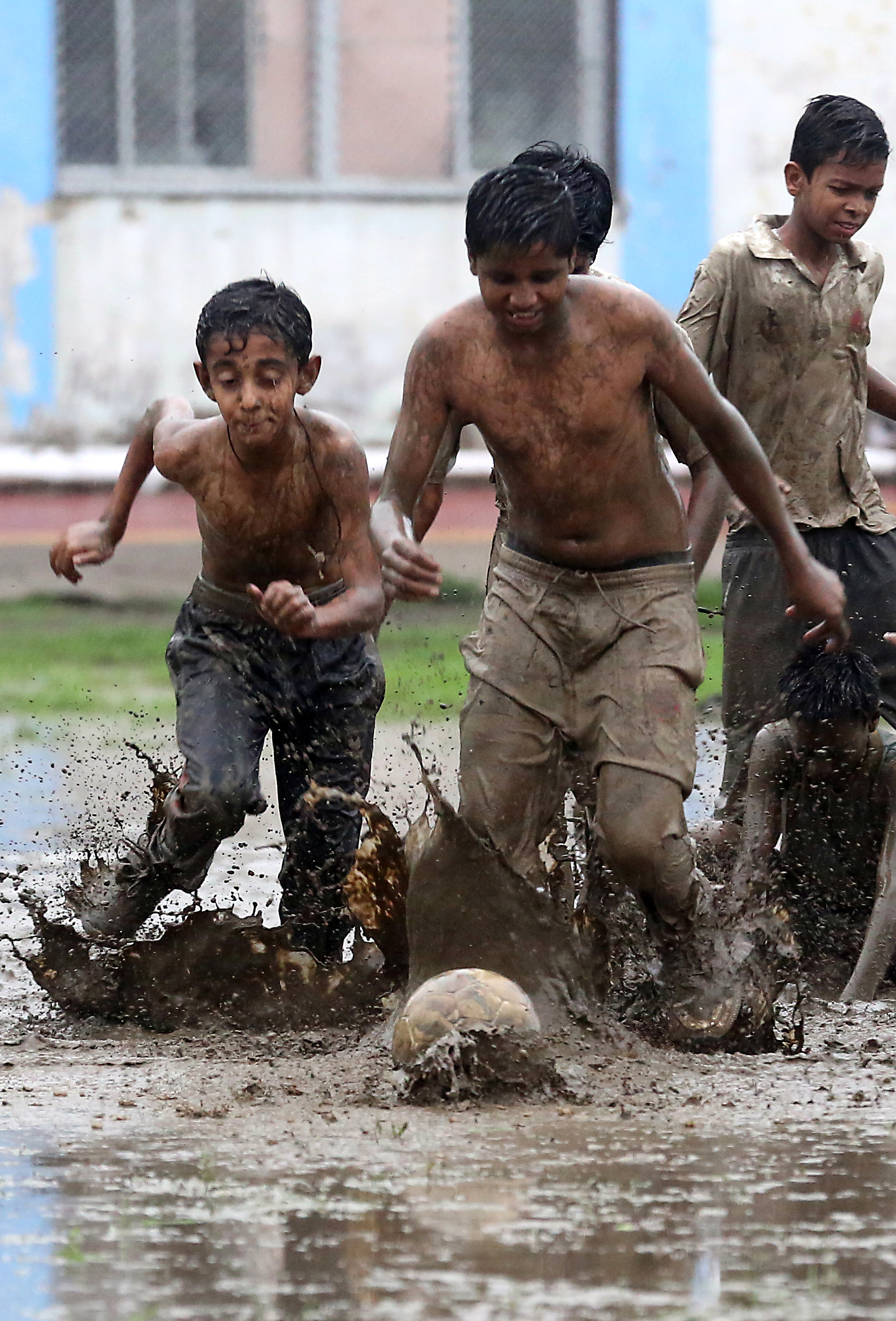Copiii din India joacă fotbal în noroi, inspirați de idolii de la Cupa Mondială 2018 | GALERIE FOTO&VIDEO
