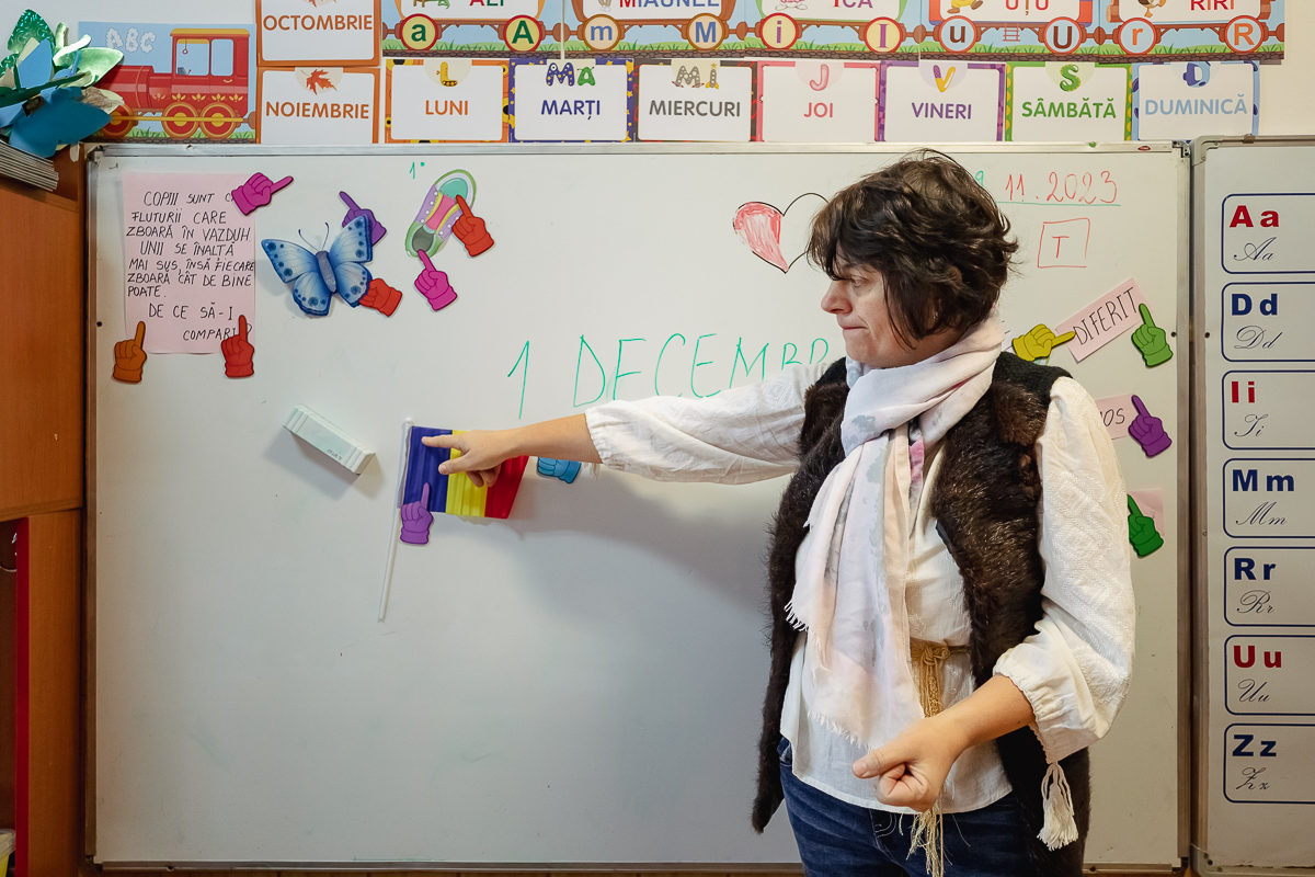 SPERANȚĂ. Într-o școală din Olt, o profesoară îi învață pe copiii cu părinți în străinătate să creadă că tinerii pot reuși și în țară: „Se pot realiza oriunde, numai să găsească oamenii potriviți”