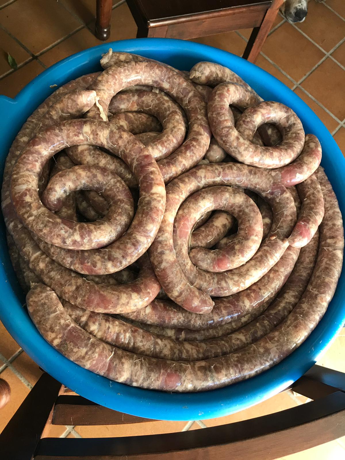 GALERIE FOTO/ Cum petrece Crăciunul ardeleanul ales primar în Spania. Afumă slănină în curtea casei și merge la colindat
