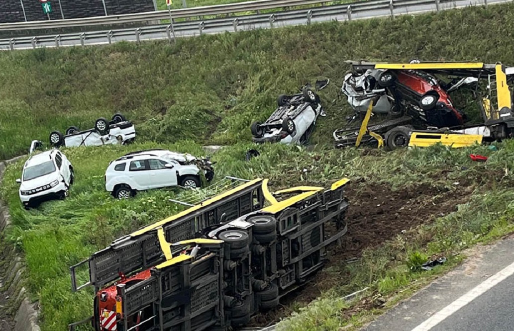 Dacii Duster împrăștiate pe câmp, la ieșirea de pe Autostrada Vestului, în Arad. Șoferul care le transporta pe platformă a murit la spital