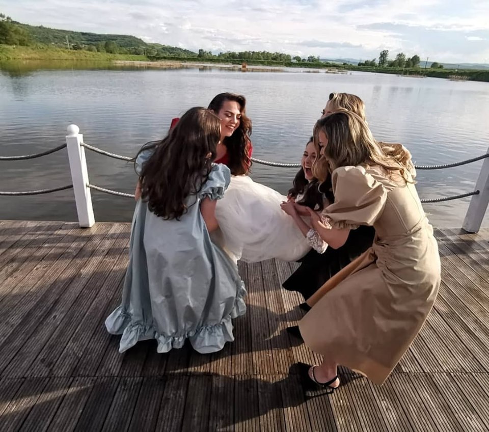 Ce ținută a purtat Lidia Buble la nunta surorii ei. "Era mai bine să te îmbraci cu altă culoare" | FOTO