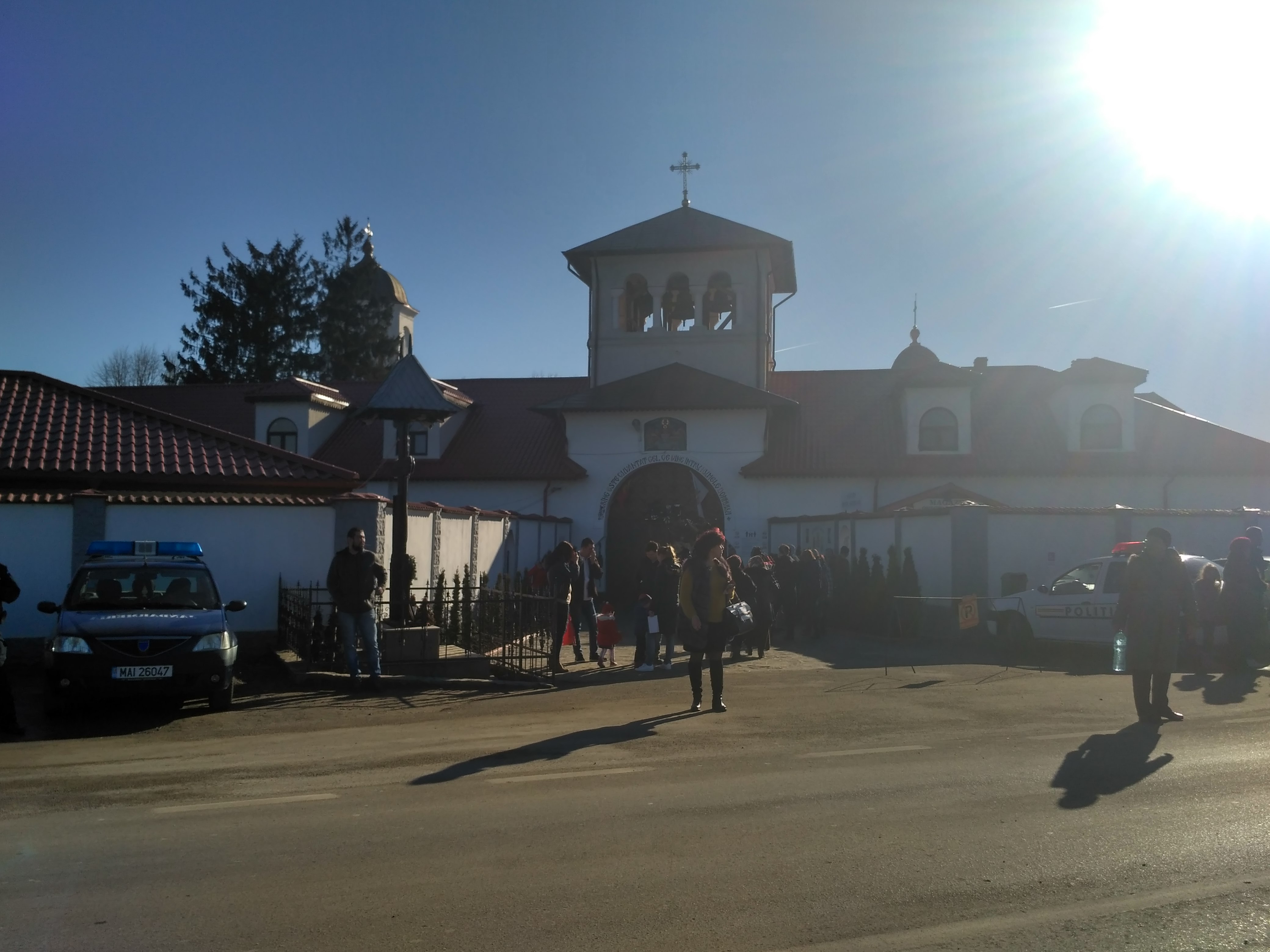 REPORTAJ: Atrași de un izvor tămăduitor, o mie de pelerini s-au rugat la Mănăstirea Ghighiu să li se îndeplinească dorințele| FOTO