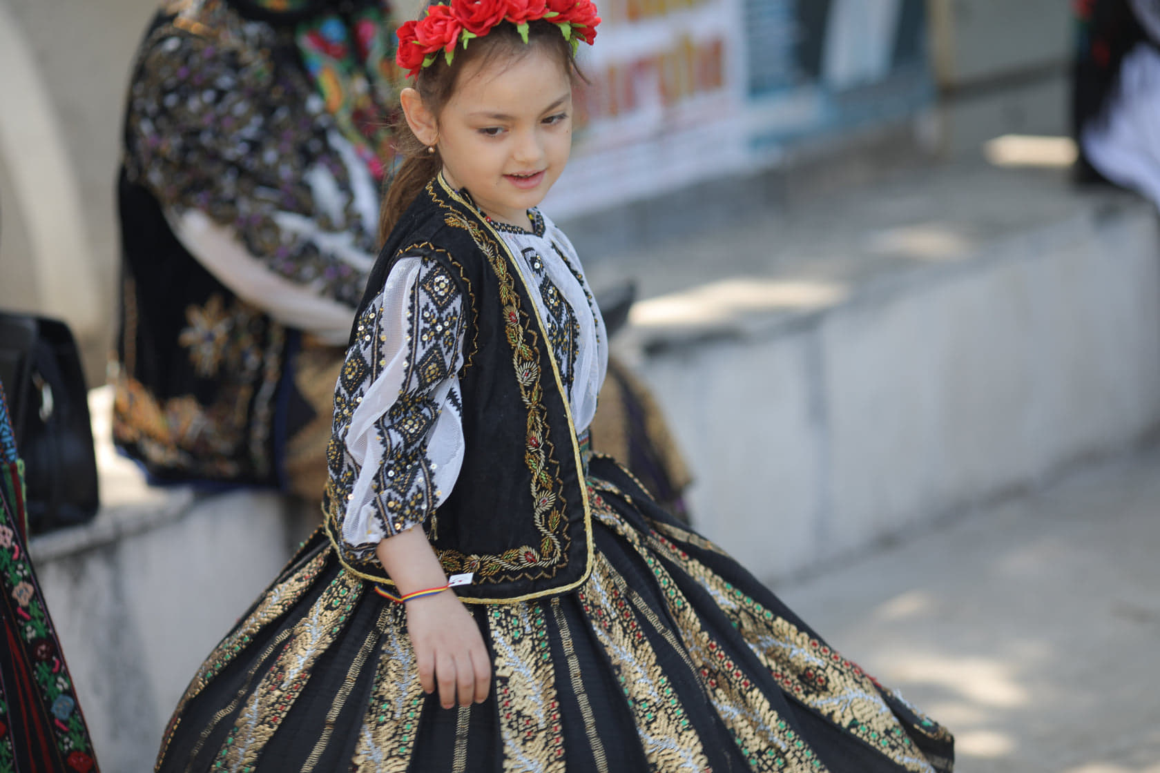 Zeci de oameni au defilat în costume populare, de ziua națională a portului tradițional din România / FOTO