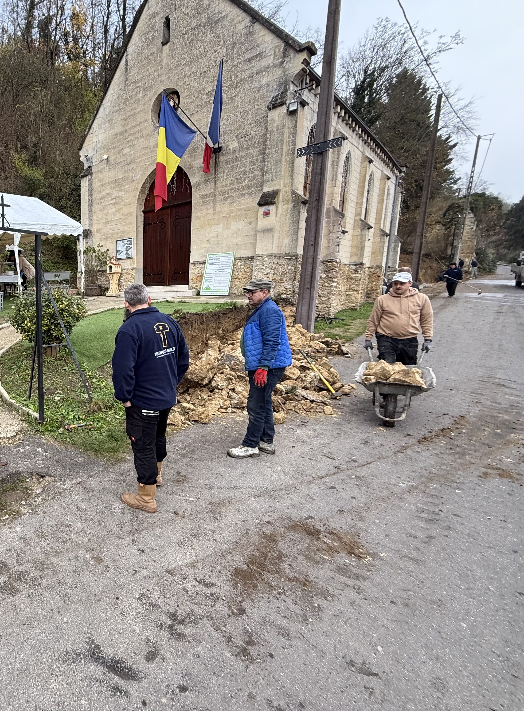 Cum au reușit sute de români din Franţa să cumpere și să renoveze o biserică catolică în comuna lui Van Gogh 