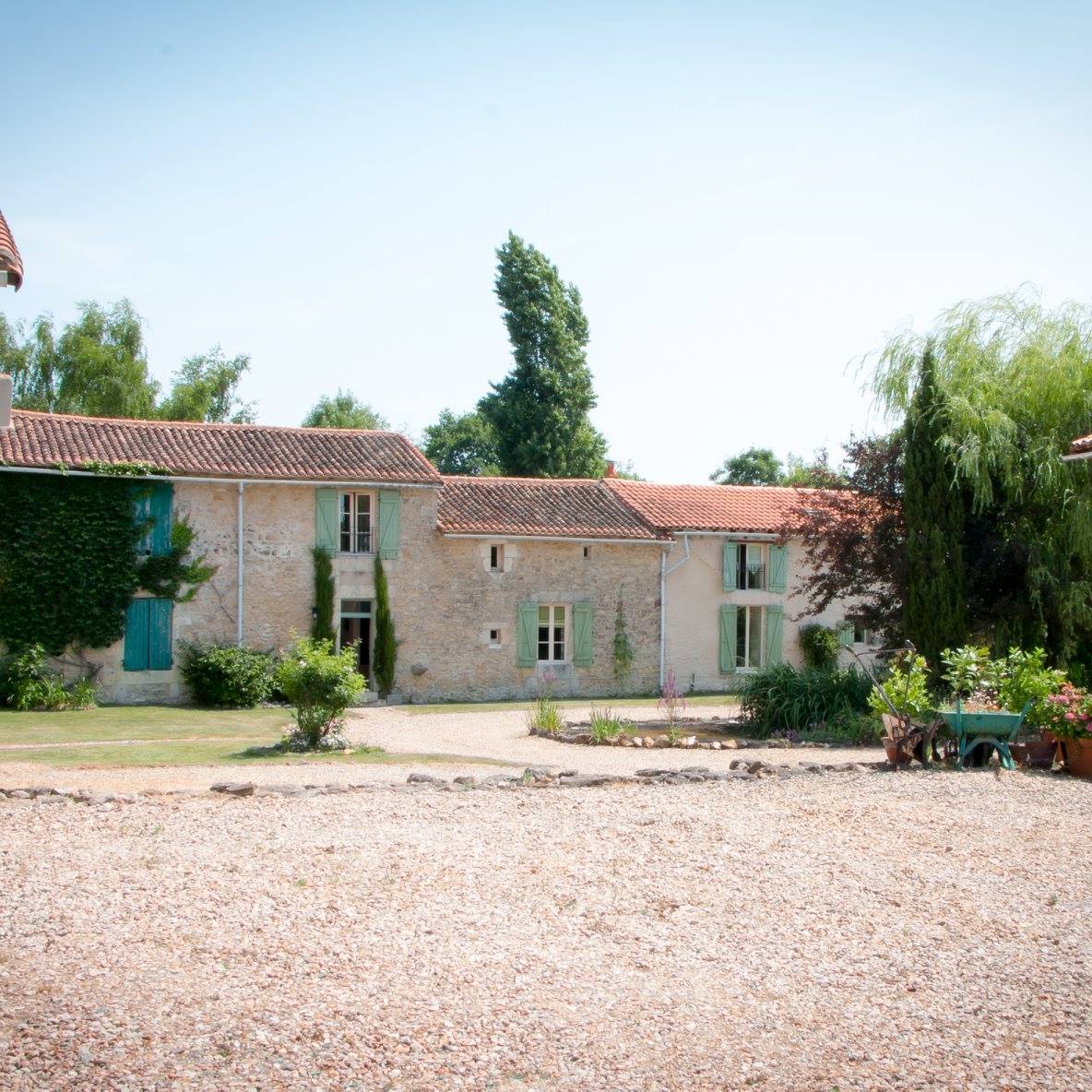 După ce au fost concediați, soții britanici și-au vândut casa din Manchester și au cumpărat un cătun în Franța, pe care l-au transformat în sat de vacanță