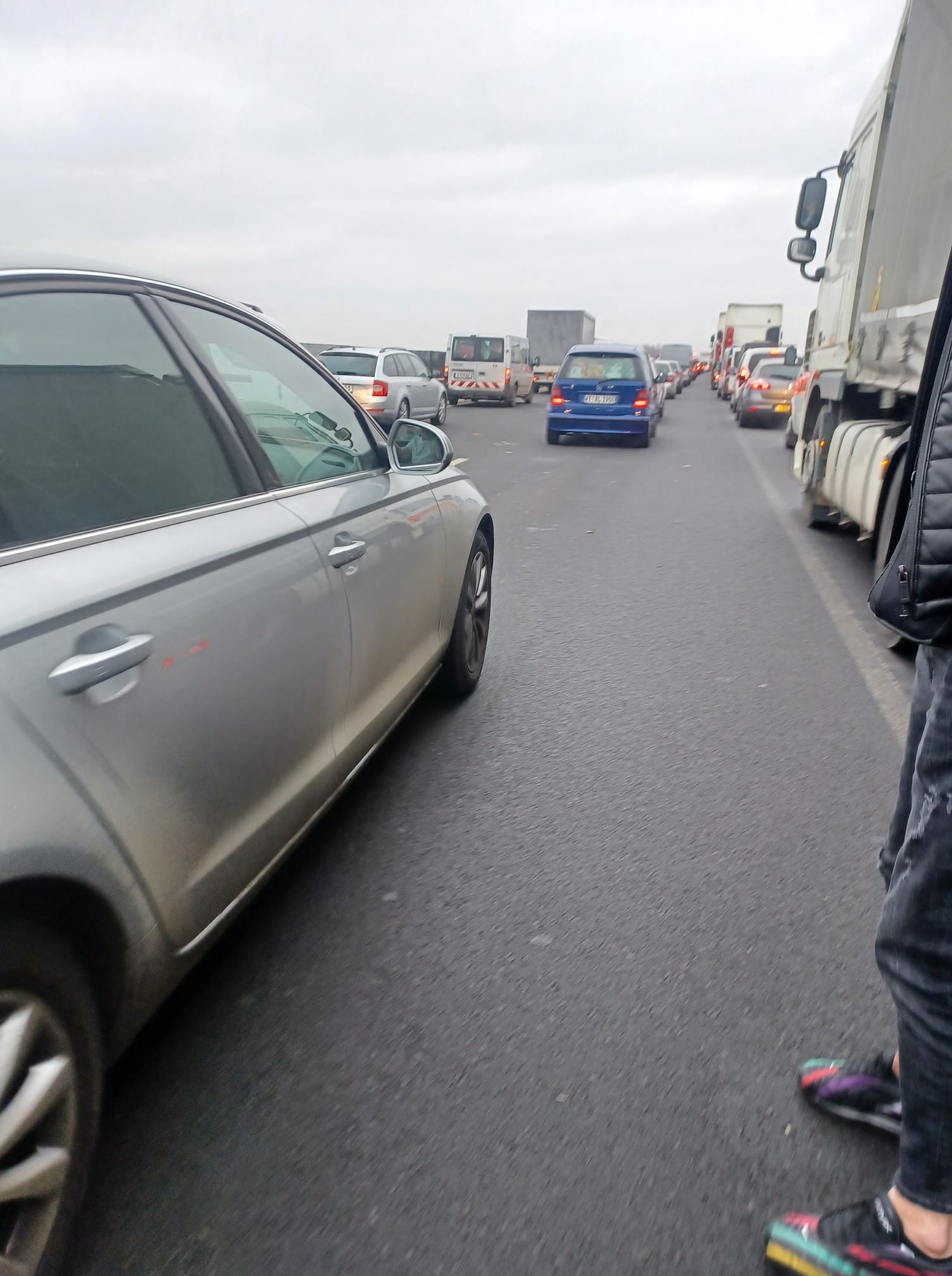 „Am stat 8 ore și acum stau și după foaia de carantină”. Mărturiile românilor blocați la intrarea în țară, la granița cu Ungaria