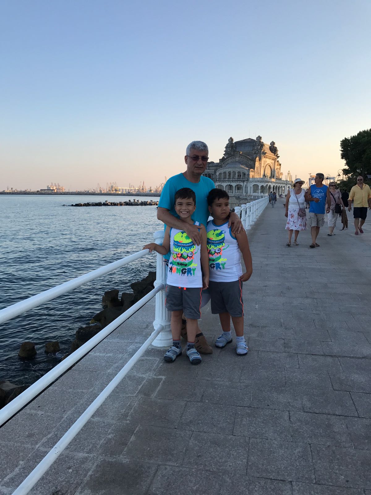 FOTO EXCLUSIV/ Silviu Prigoană, vacanță de 40 de zile cu cei doi băieți ai săi. I-a plimbat pe Eduard și Maximus prin toată Europa