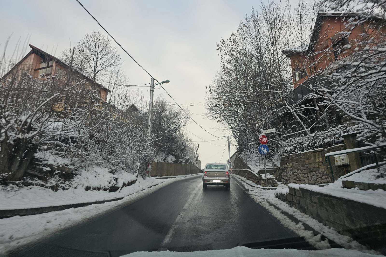 Iarna s-a întors la Brașov. Cum arată străzile după intervenția a zeci de utilaje de deszăpezire