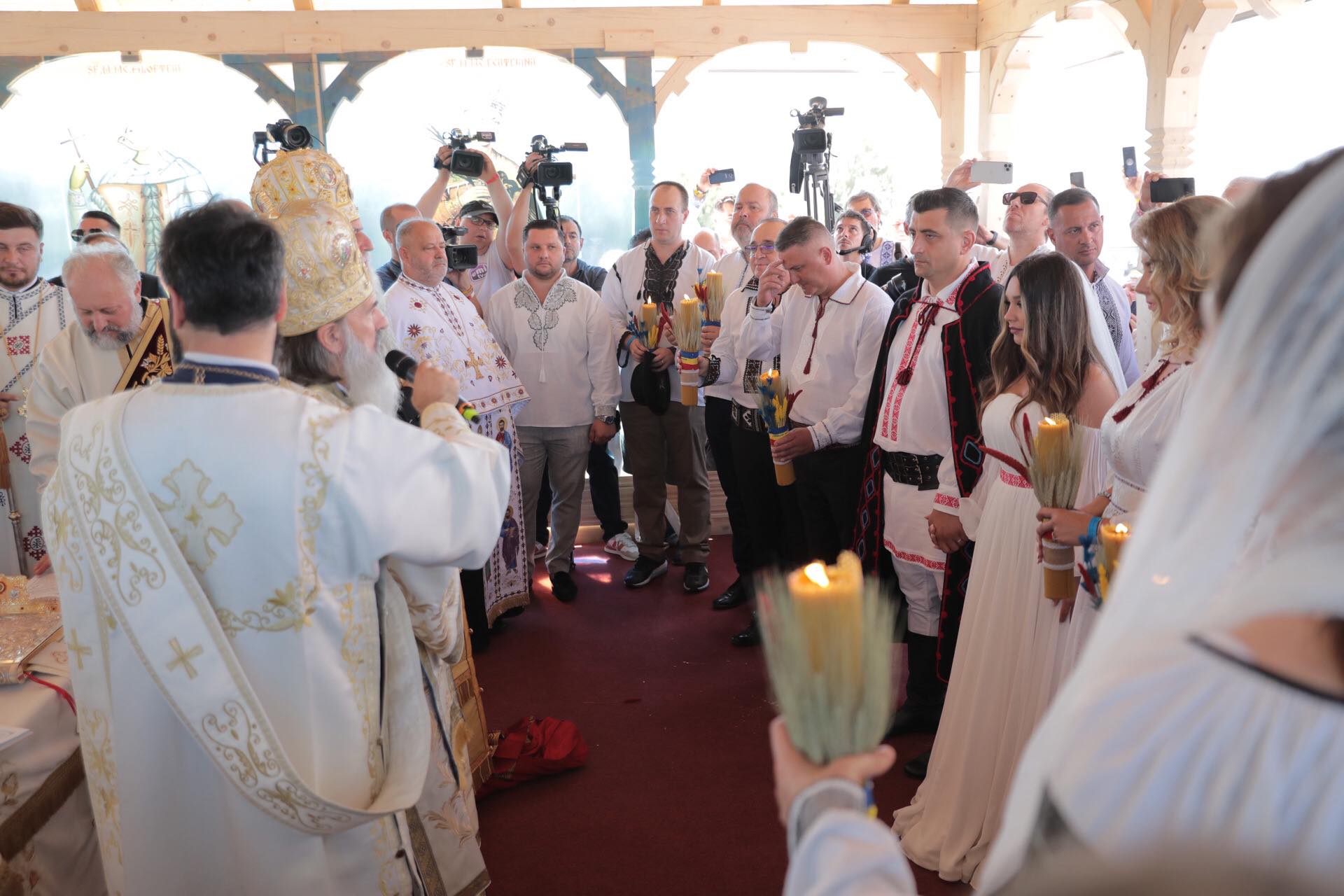 FOTO. Nunta lui George Simion, văzută de la fața locului. Câteva sute de oameni au rezistat în fața scenei, petrecerea a continuat până la 7 dimineața