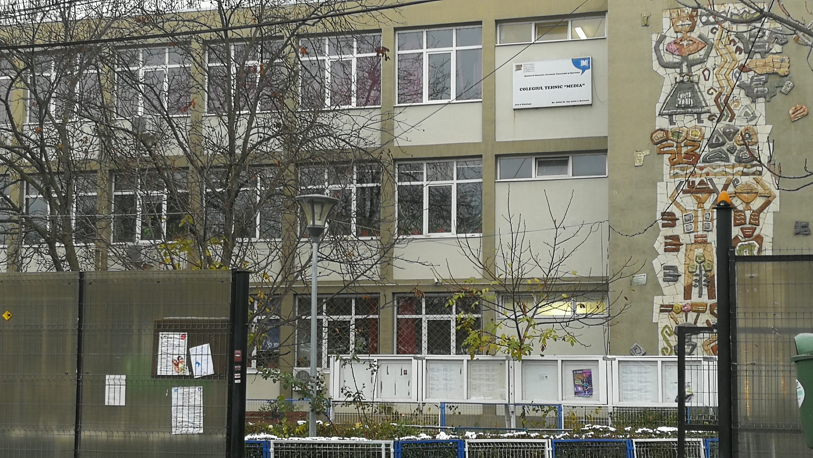 Social-democrație în sectorul 1: Primăria evacuează asistații pentru a face bazin olimpic la Colegiul Media. Răspunsul unui administrator din primărie: «Nu poți să prăjești pește, iar copiii ăia să învețe matematică!»