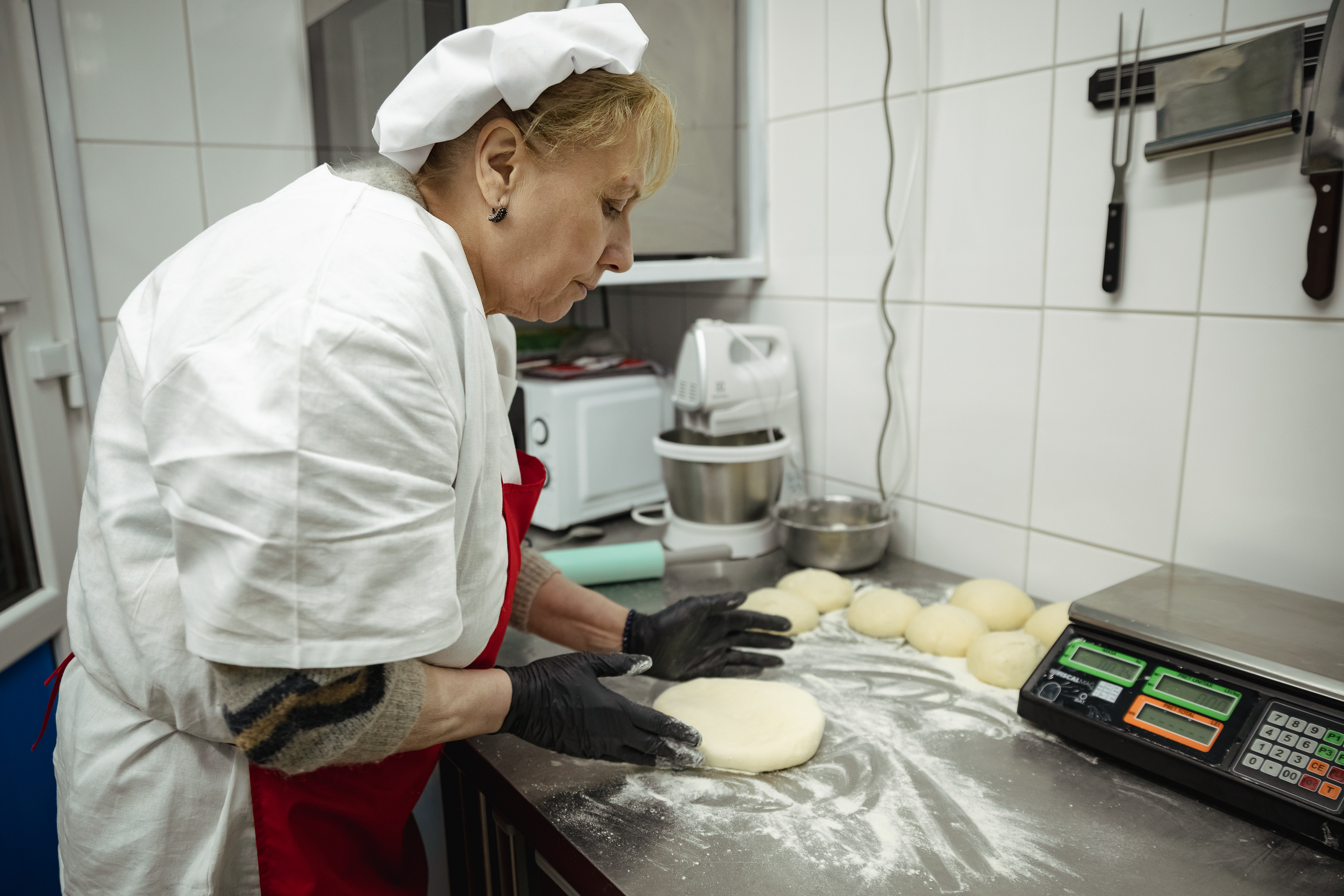 „Românii au încă probleme cu ospitalitatea. La bucătărie și servicii mai aveți de lucru”. Interviu cu un venerabil șef de restaurante venit la București să deschidă un local. La el a mâncat și Putin