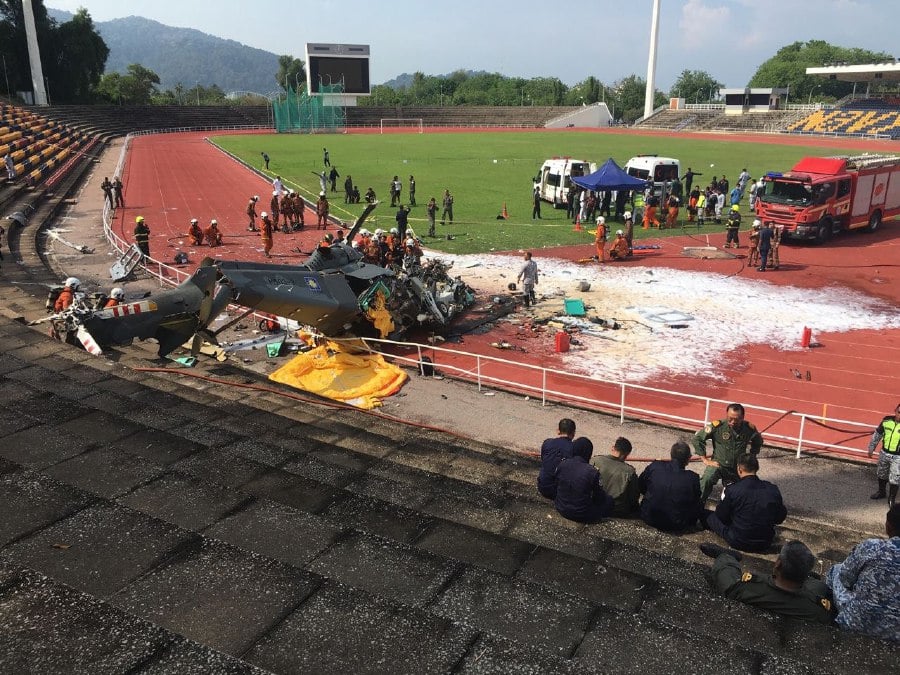 Momentul în care două elicoptere ale marinei malaysiene se ciocnesc în aer. Zece militari au murit | VIDEO