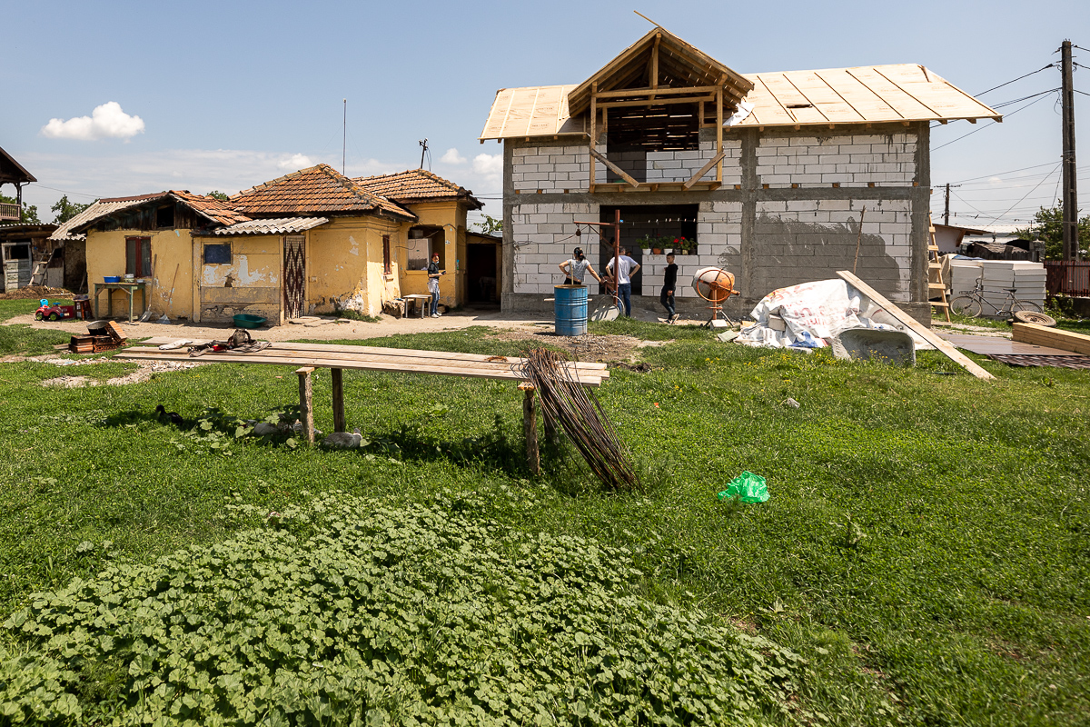 Crește casa lui Georgică. Băiatul de 16 ani din Dâmbovița care vindea bălegar pentru a-și ridica un cămin a petrecut prima noapte sub propriul acoperiș. Mai are nevoie de ajutor ca s-o termine
