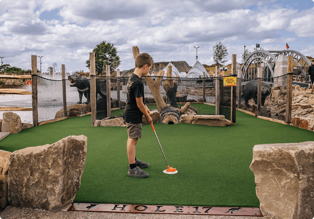 Cel mai mare teren de minigolf din Europa se întinde pe o suprafață de 107.000 de metri pătrați și are propria cascadă