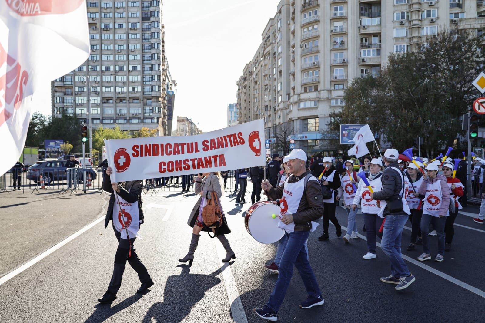 Mii de oameni au protestat în Piața Victoriei  pentru creşterea salariului minim şi a pensiilor. Sloganurile politice, interzise