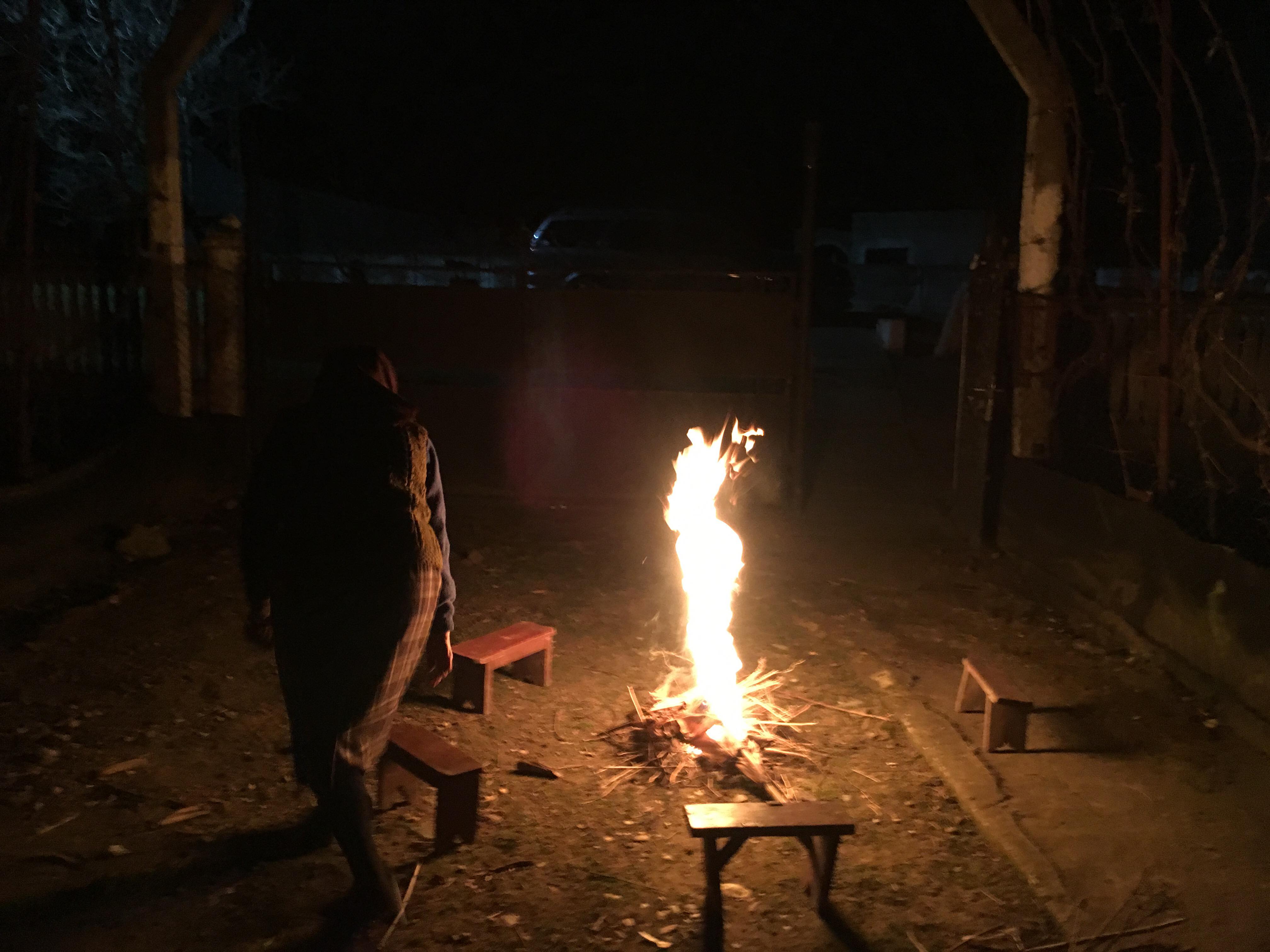 REPORTAJ/Doljenii pomenesc morții de Joimari cu foc și apă. Aprind focuri în cimitire ca să le țină de cald spiritelor