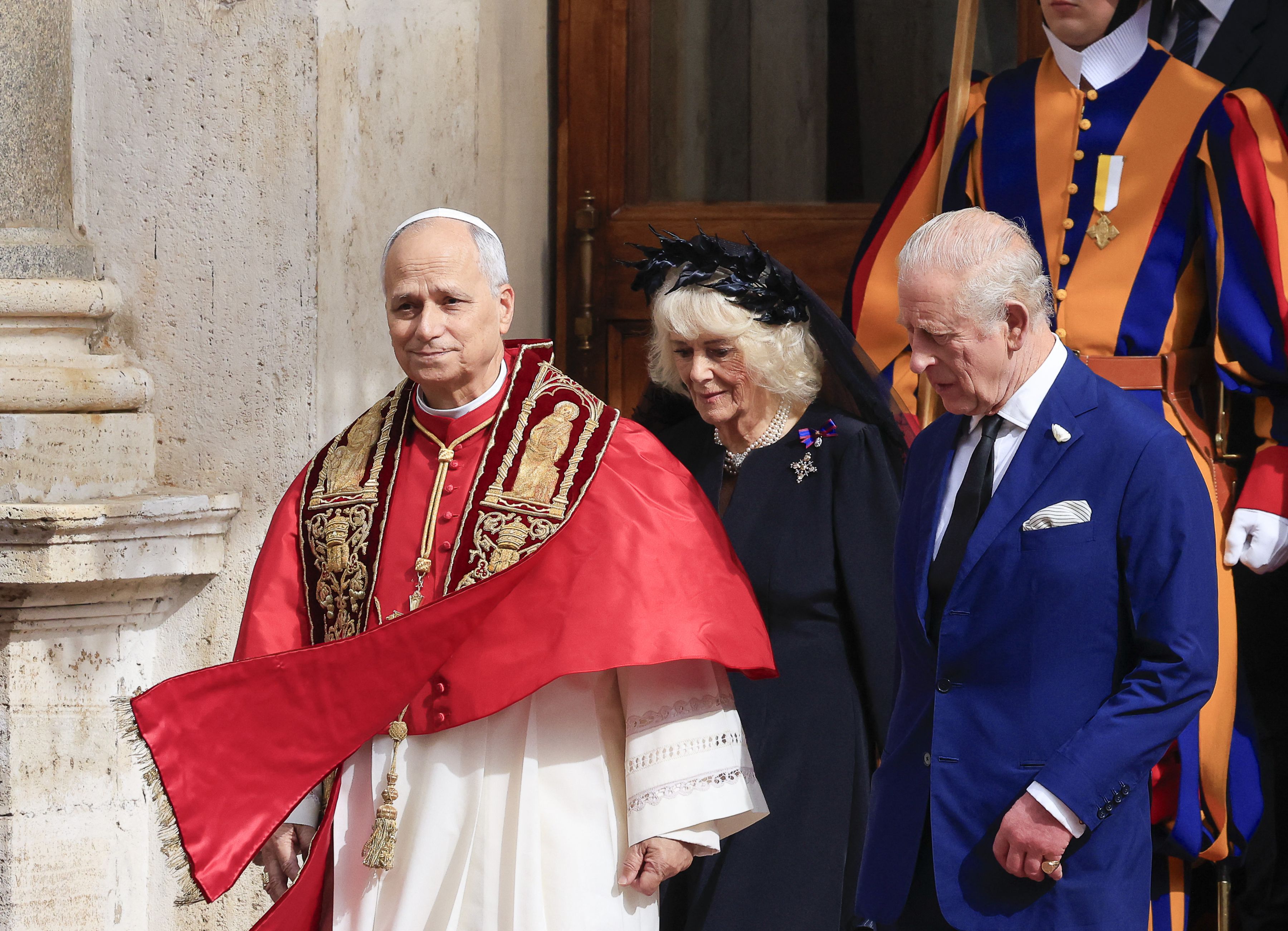 Cum a apărut regina Camilla la Vatican. Regele Charles și Papa Leon s-au rugat împreună în Capela Sixtină