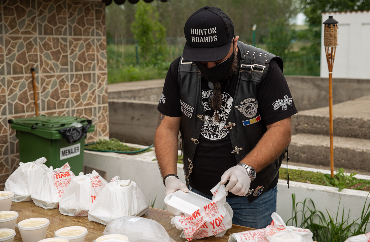 Clubul de bikeri din Bârlad a devenit bucătărie de campanie. În pandemie, rockerii au lăsat motoarele și s-au apucat de gătit pentru săraci