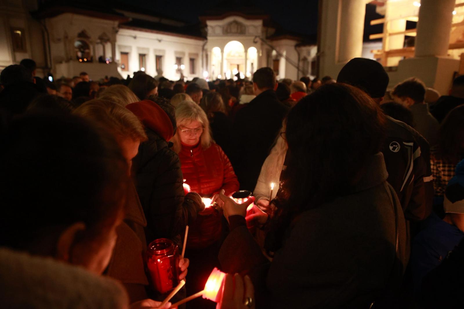 Hristos a înviat! Credincioșii au luat lumină la slujba de Înviere de la Patriarhia Română, oficiată de Preafericitul Daniel
