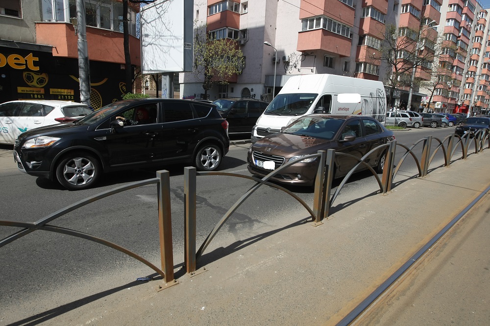 Gardurile de 412.000 de lei puse de-a lungul liniei de tramvai 21 au ruginit în doar cinci luni