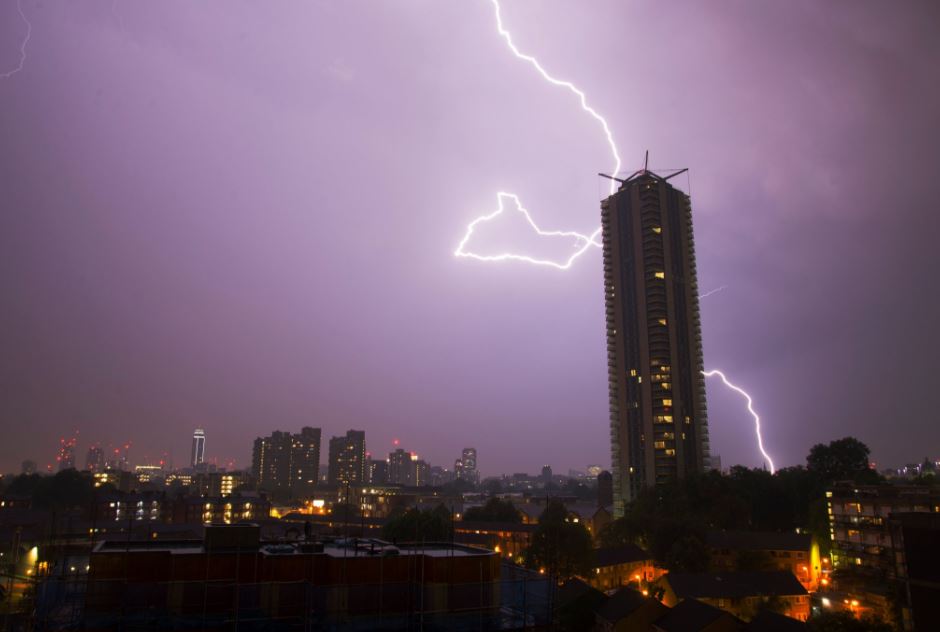 Marea Britanie, lovită de o super furtună. Fulgere spectaculoase au brăzdat cerul, iar zborurile au fost date peste cap