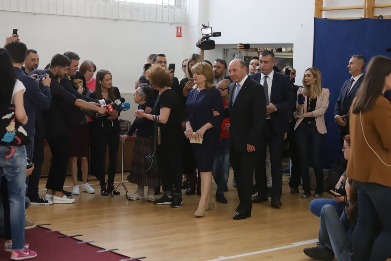 FOTO/ O bătrână de 97 de ani a mers să voteze în același timp cu Traian Băsescu