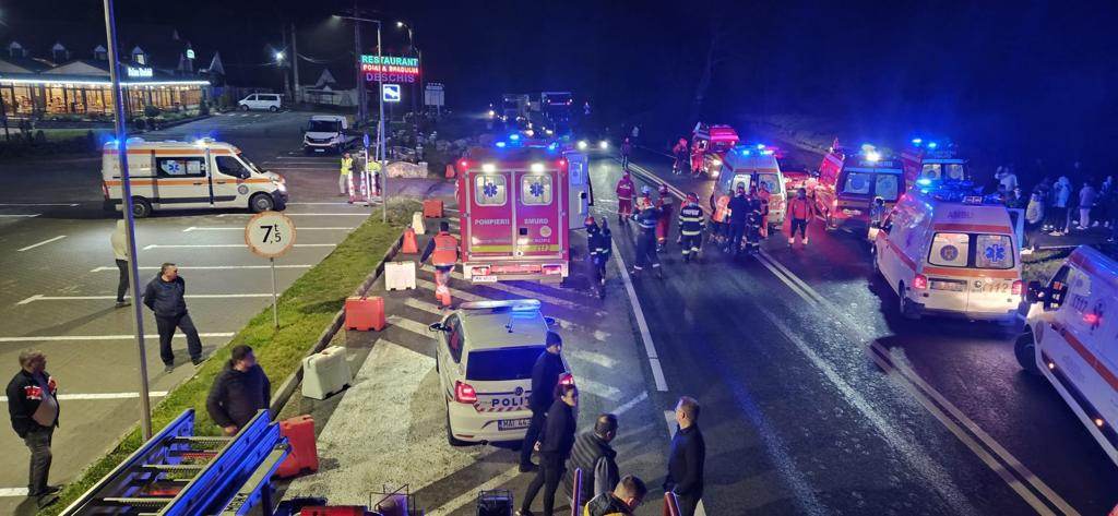 Grav accident rutier în Sibiu. Două autocare în care se aflau 90 de persoane, dintre care 84 de copii, s-au ciocnit. 33 dintre ei, duși la spital