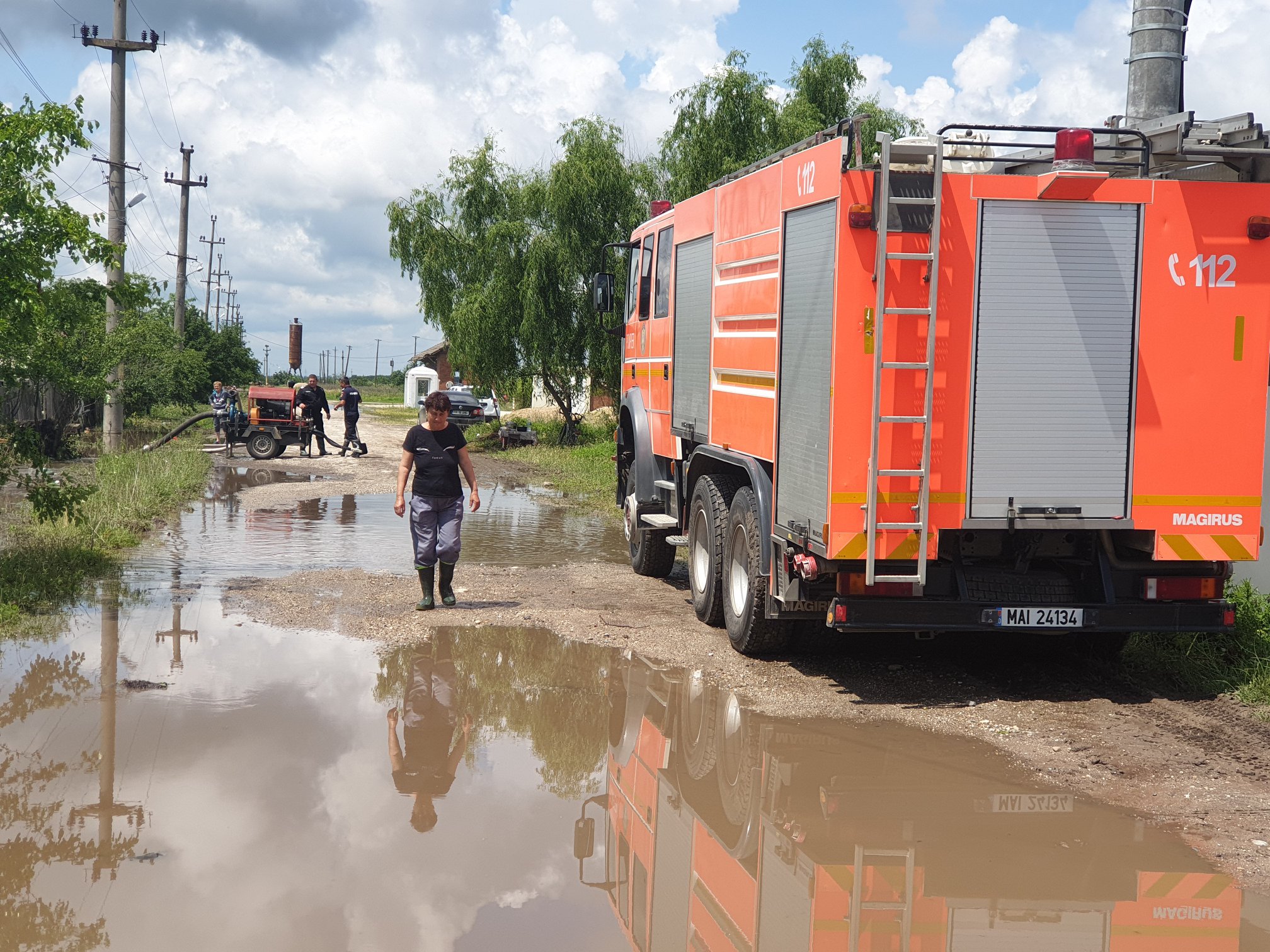 Inundații în Teleorman după ploile torențiale. Două drumuri și zeci de gospodării, invadate de ape / FOTO