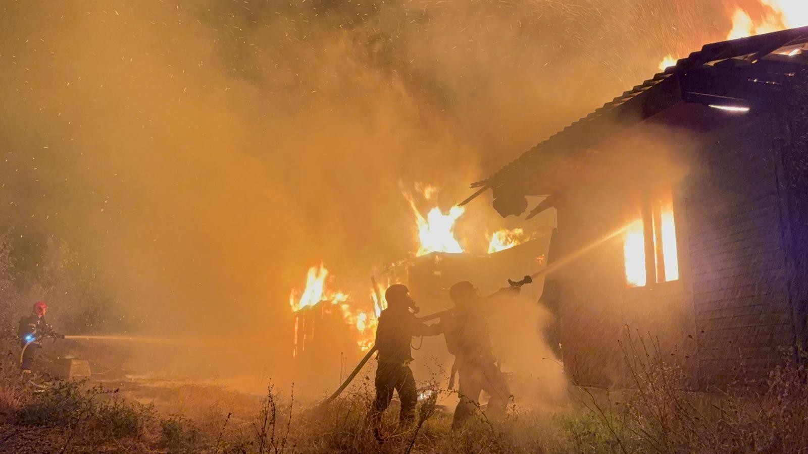 Incendiu de proporții la Galați. Barăcile unui fost şantier feroviar au luat foc, iar flăcările s-au extins rapid