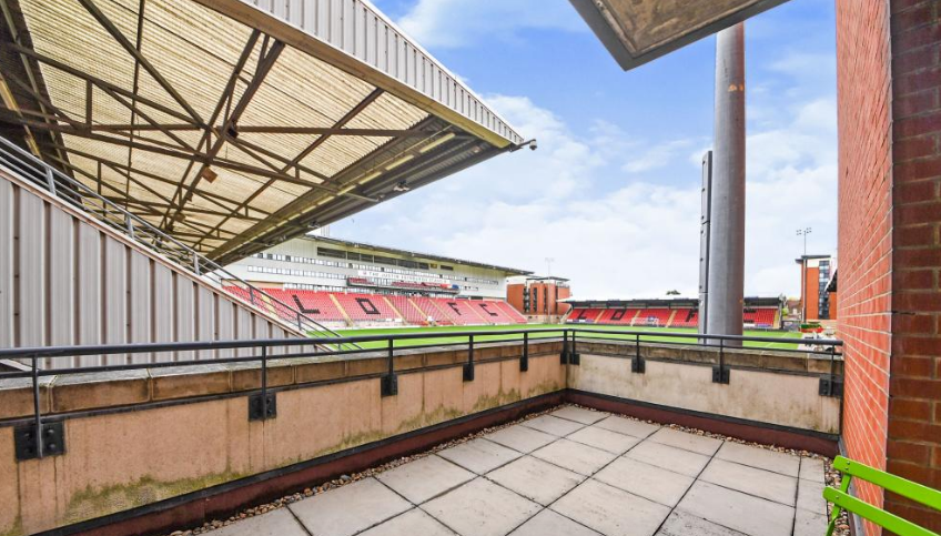 Apartament de vis pentru orice suporter, din balcon poți vedea perfect meciul. Unde se află și cât costă