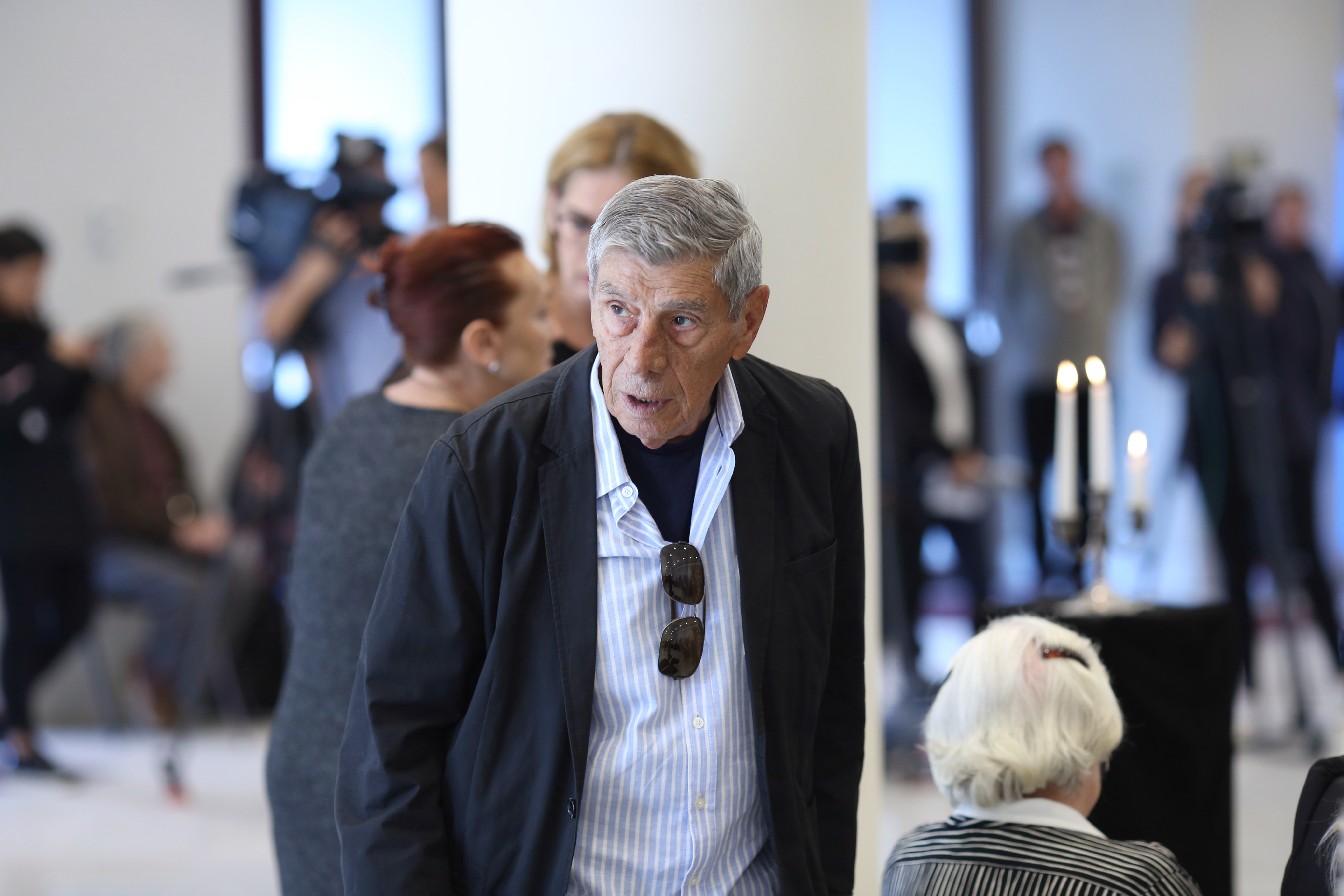 FOTO EXCLUSIV/ Trupul neînsuflețit al Olgăi Tudorache, depus la biserica Kretzulescu din Capitală. Imagine emoționantă cu fiul actriței