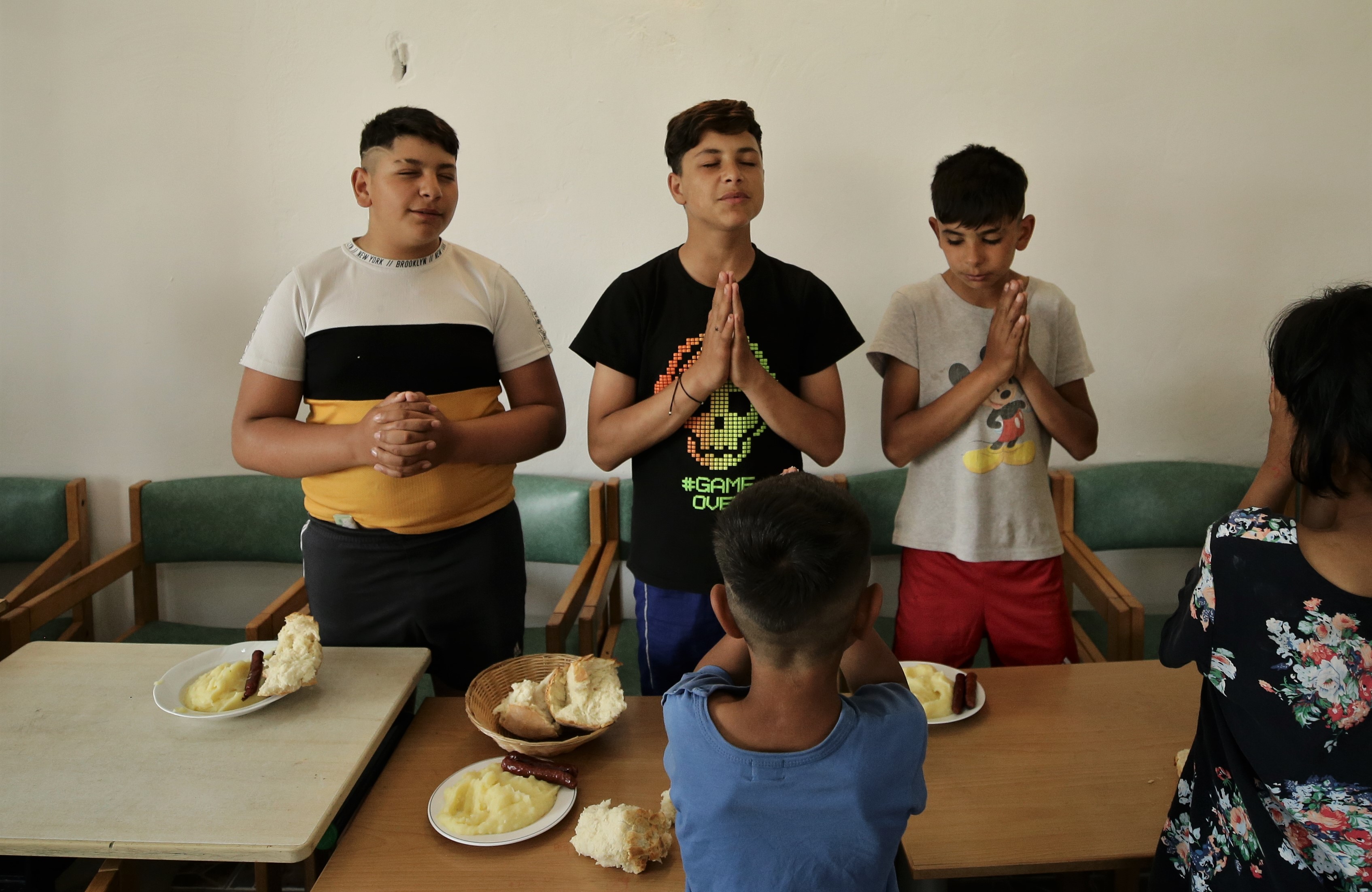 REPORTAJ. Omul care aduce pâinea. Într-un sat din Mureș, un pastor este singurul ajutor pentru zeci de oameni sărmani: „Pentru cei mari e târziu, dar poate copiii să-i scoatem la lumină”