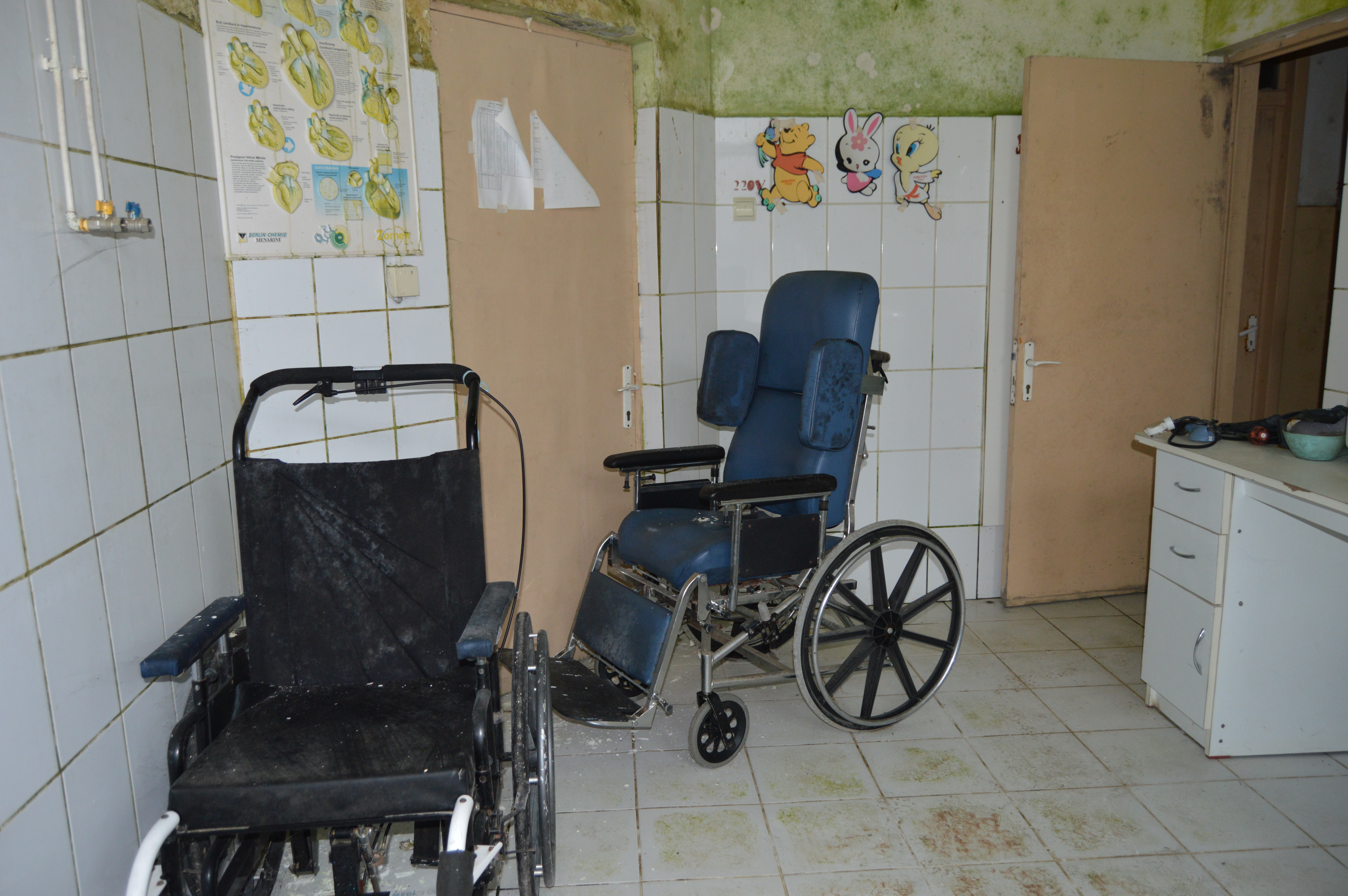 FOTOREPORTAJ/ Bombă biologică în spitalul din Negrești, închis de Guvernul Boc: pereți, instrumentar și paturi mucegăite