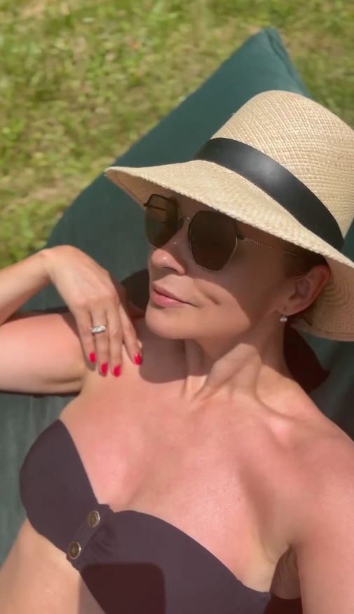 Andreea Marin a făcut plajă în curtea casei sale din Telega, Prahova. Cum a apărut în costum de baie: „Aici îmi regăsesc echilibrul”