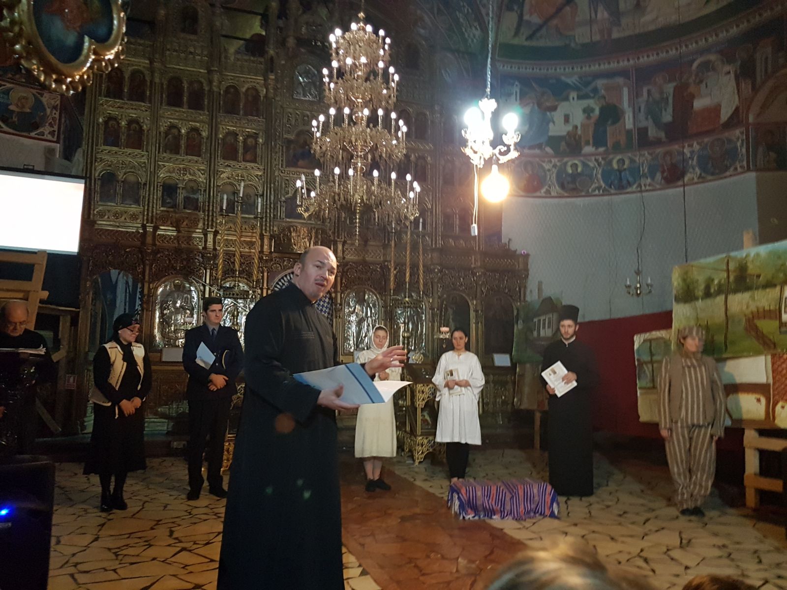 ”Osânda cărților” s-a jucat la biserică. Mărturii cutremurătoare despre viața unui deținut la Aiud/FOTO