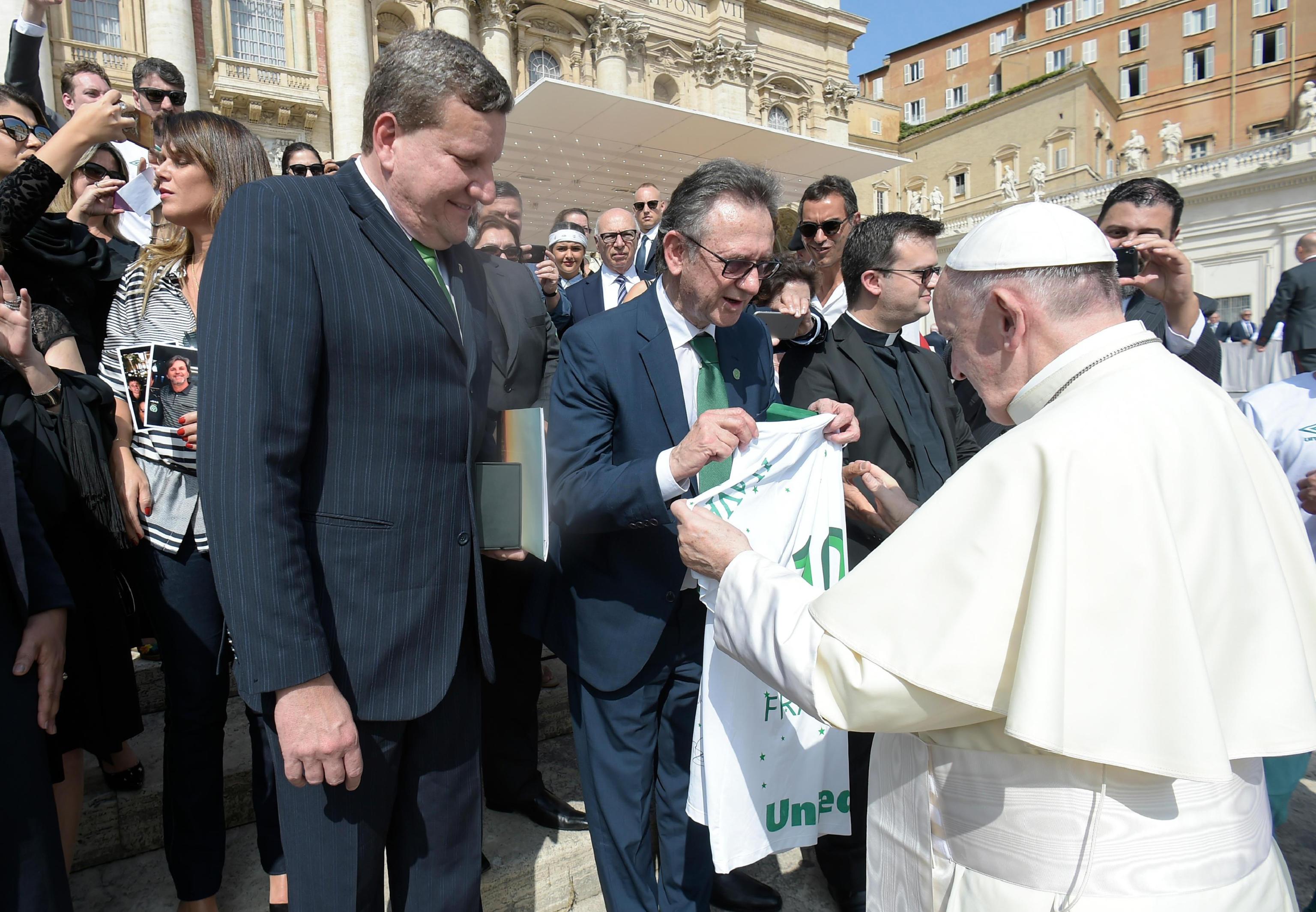 Jucătorii lui Chapecoense, primiți la Vatican de Papa Francisc / FOTO
