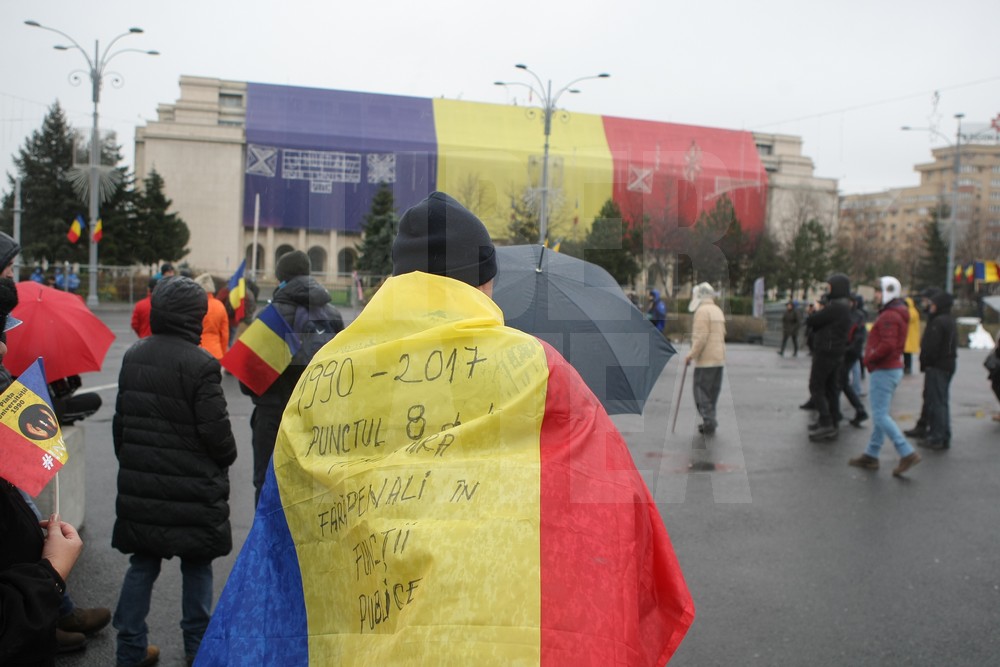 UPDATE. Protest și incidente în Piața Victoriei. Anchetă MAI după împiedicarea organizării târgului de Crăciun/ FOTO