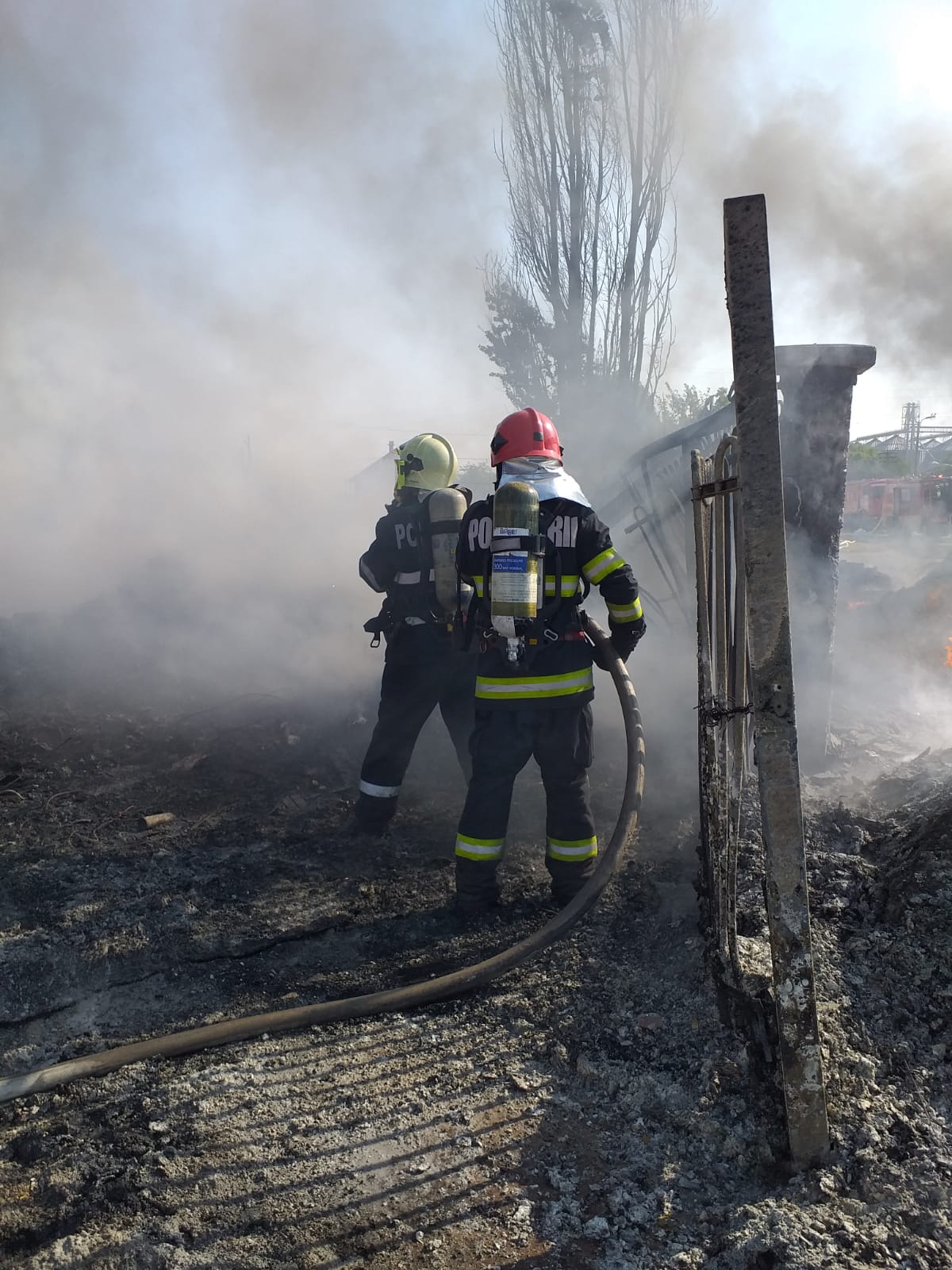 Mobilizare de forțe la incendiul de la Salonta. Zeci de pompieri se luptă cu flăcările de aproape 12 ore