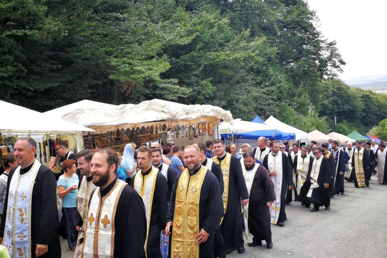 Zeci de mii de oameni, la slujba de Sfânta Maria la Mânăstirea Nicula. Se roagă la icoana Fecioarei Maria, considerată făcătoare de minuni