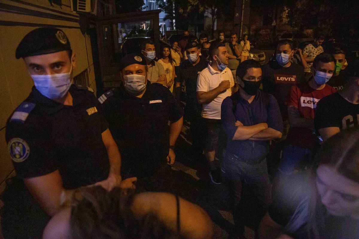 Îmbrânceli la DNA, unde susținătorii lui Ion Rădoi au mers să-l susțină pe liderul sindicatului de la metrou