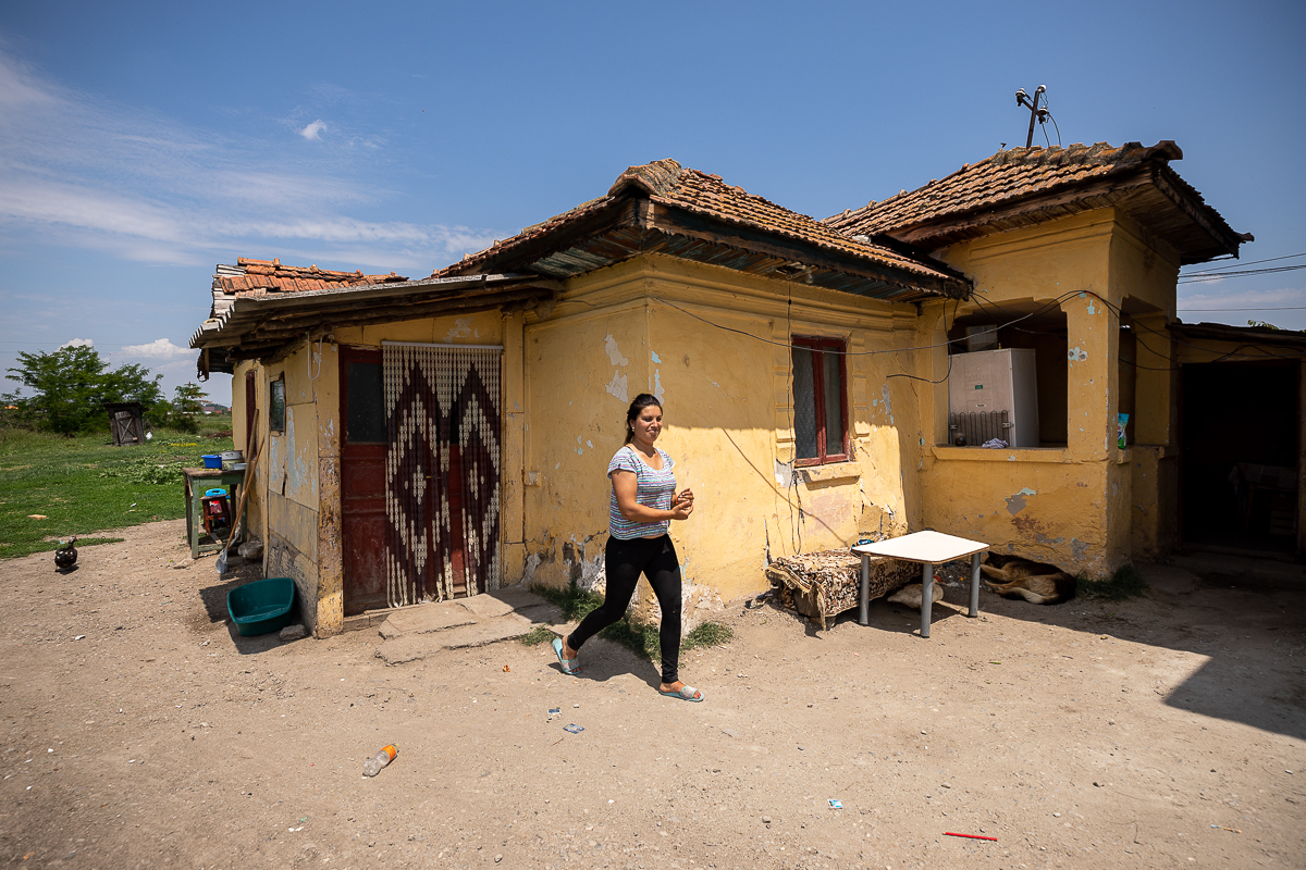 Crește casa lui Georgică. Băiatul de 16 ani din Dâmbovița care vindea bălegar pentru a-și ridica un cămin a petrecut prima noapte sub propriul acoperiș. Mai are nevoie de ajutor ca s-o termine