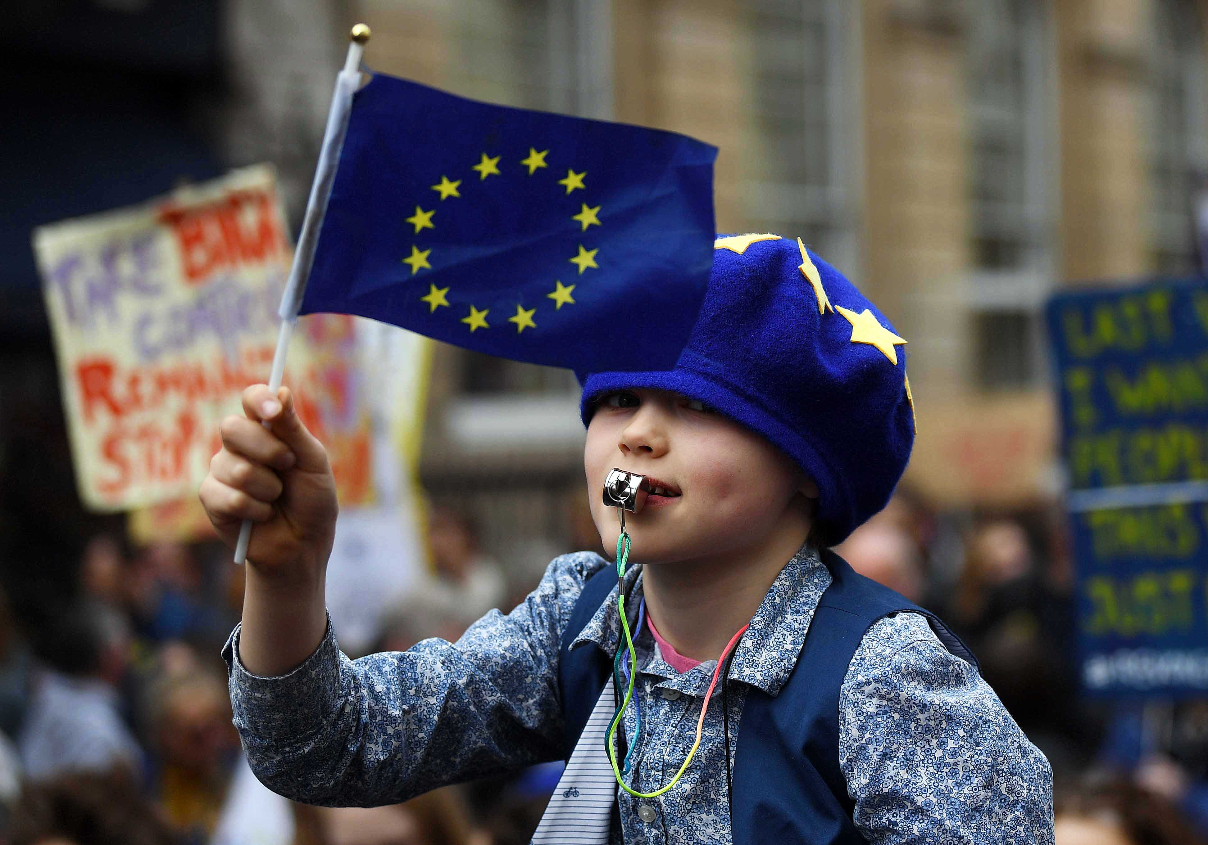 Sute de mii de oameni au protestat la Londra pentru organizarea unui nou referendum pe tema Brexitului (FOTO & VIDEO)