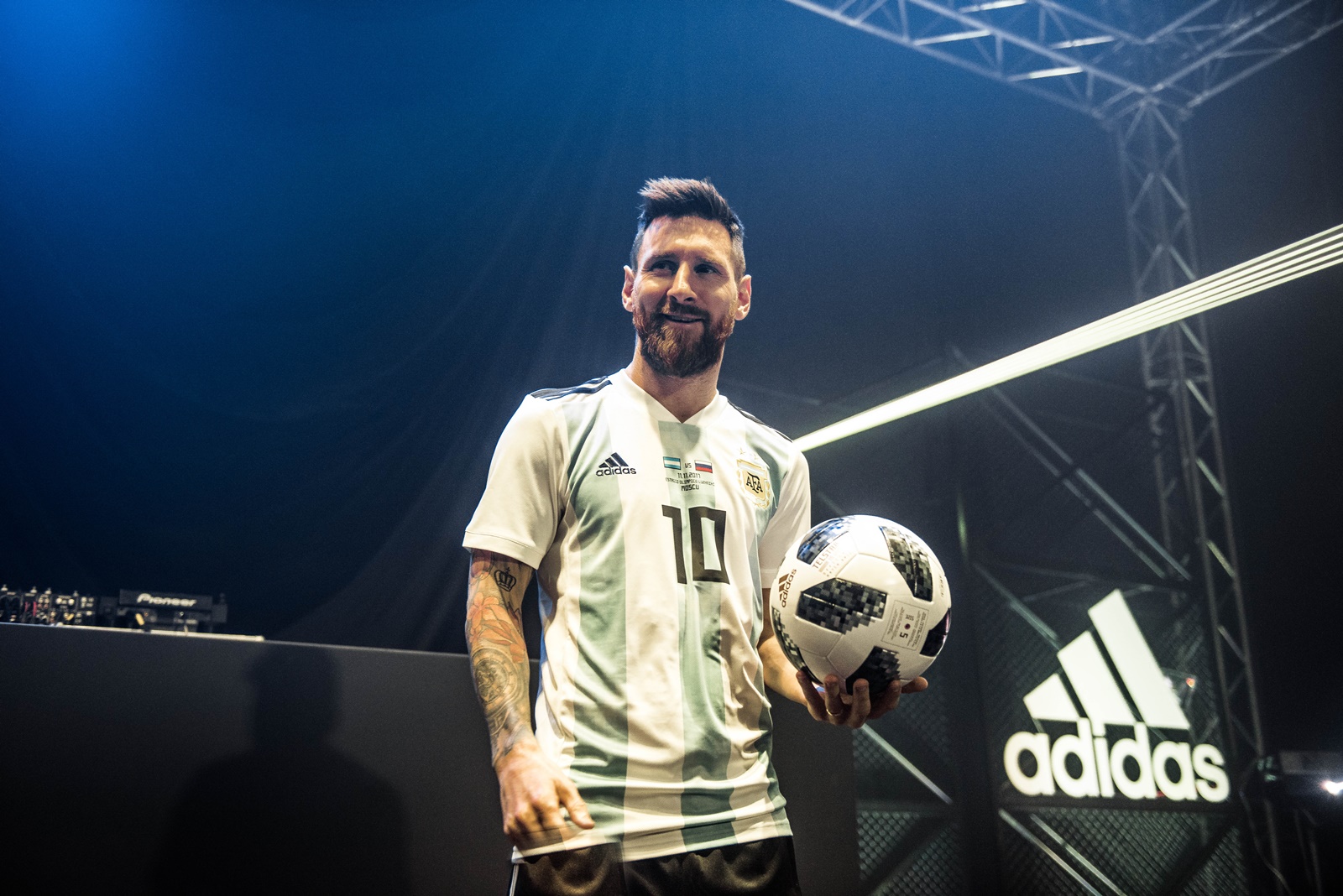 Mingea oficială a Campionatului Mondial 2018. Telstar 18 e balonul cu care se va juca în Rusia | FOTO