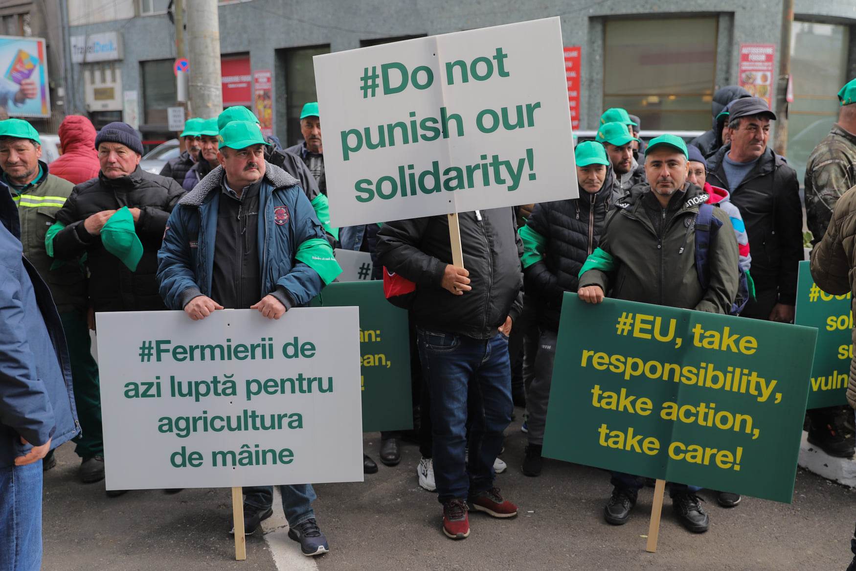 Fermierii români au ieșit cu tractoarele pe străzi. Proteste în urma deciziei UE în scandalul cerealelor din Ucraina