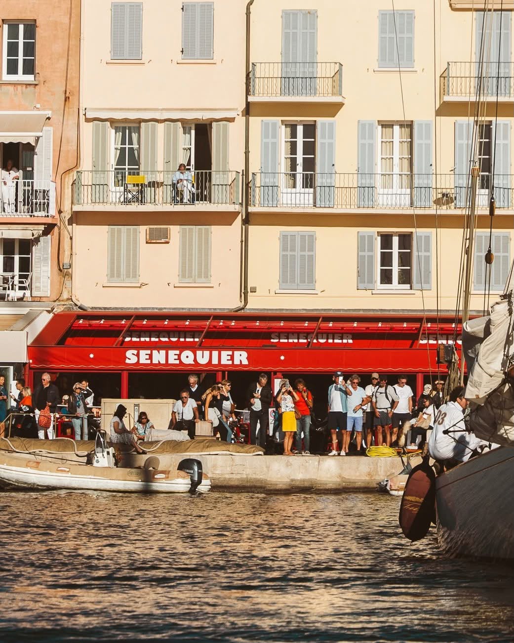 Cât costă să mănânci la restaurantul din Saint-Tropez preferat de Brigitte Bardot, De Funes, Armani sau Pablo Picasso. Între „jecmăneală” și „cea mai frumoasă terasă din lume”