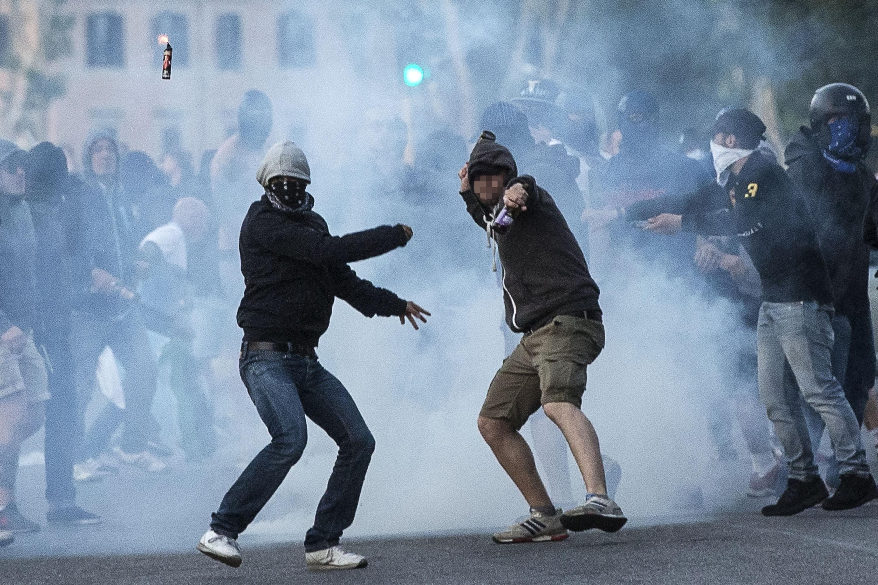 Sânge în ”Cetatea Eternă”! Doi fani ai echipei AS Roma au fost înjunghiați de rivalii de la Lazio! Confruntări violente între ultrași și forțele de ordine / GALERIE FOTO & VIDEO